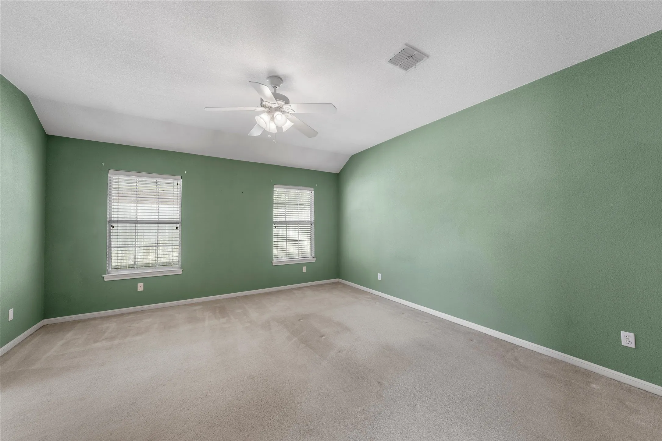 Single Family Residence For Sale in Mc Lennan County , 1223 Oakmanor Circle, Hewitt, Texas 76643, 4 Bedroom, 3 Bathroom, 2 Garage spaces, 2,308 Sqft, built in 2002, mls#21383220, Real Estate Agent in Hewitt, Homes For Sale in Mc Lennan county, Homes For Sale in Hewitt, Realtor in Hewitt Texas, Real Estate Brokerage Independent Realty Texas, Luminita Cordes Realtor