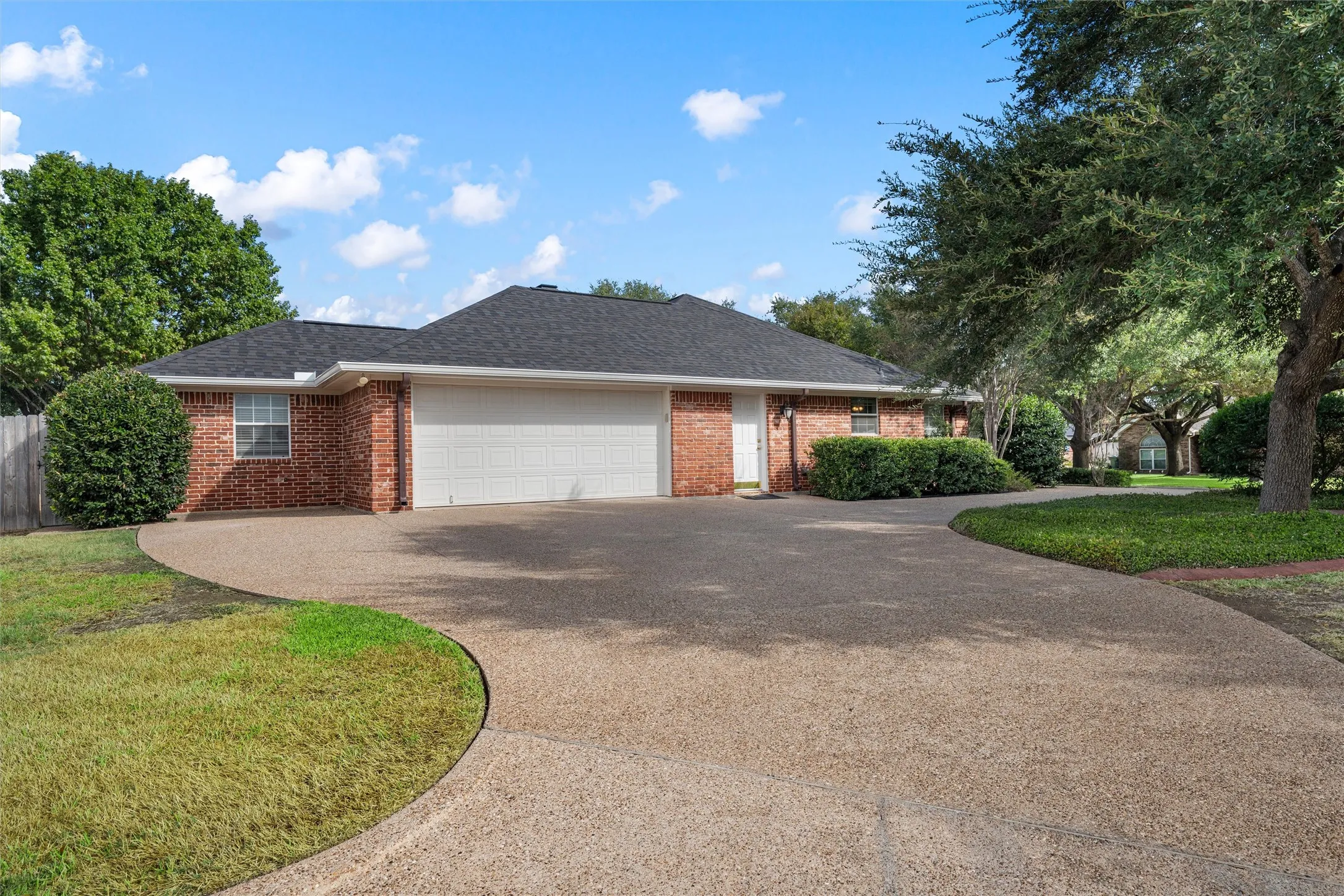 Single Family Residence For Sale in Mc Lennan County , 1223 Oakmanor Circle, Hewitt, Texas 76643, 4 Bedroom, 3 Bathroom, 2 Garage spaces, 2,308 Sqft, built in 2002, mls#21383220, Real Estate Agent in Hewitt, Homes For Sale in Mc Lennan county, Homes For Sale in Hewitt, Realtor in Hewitt Texas, Real Estate Brokerage Independent Realty Texas, Luminita Cordes Realtor