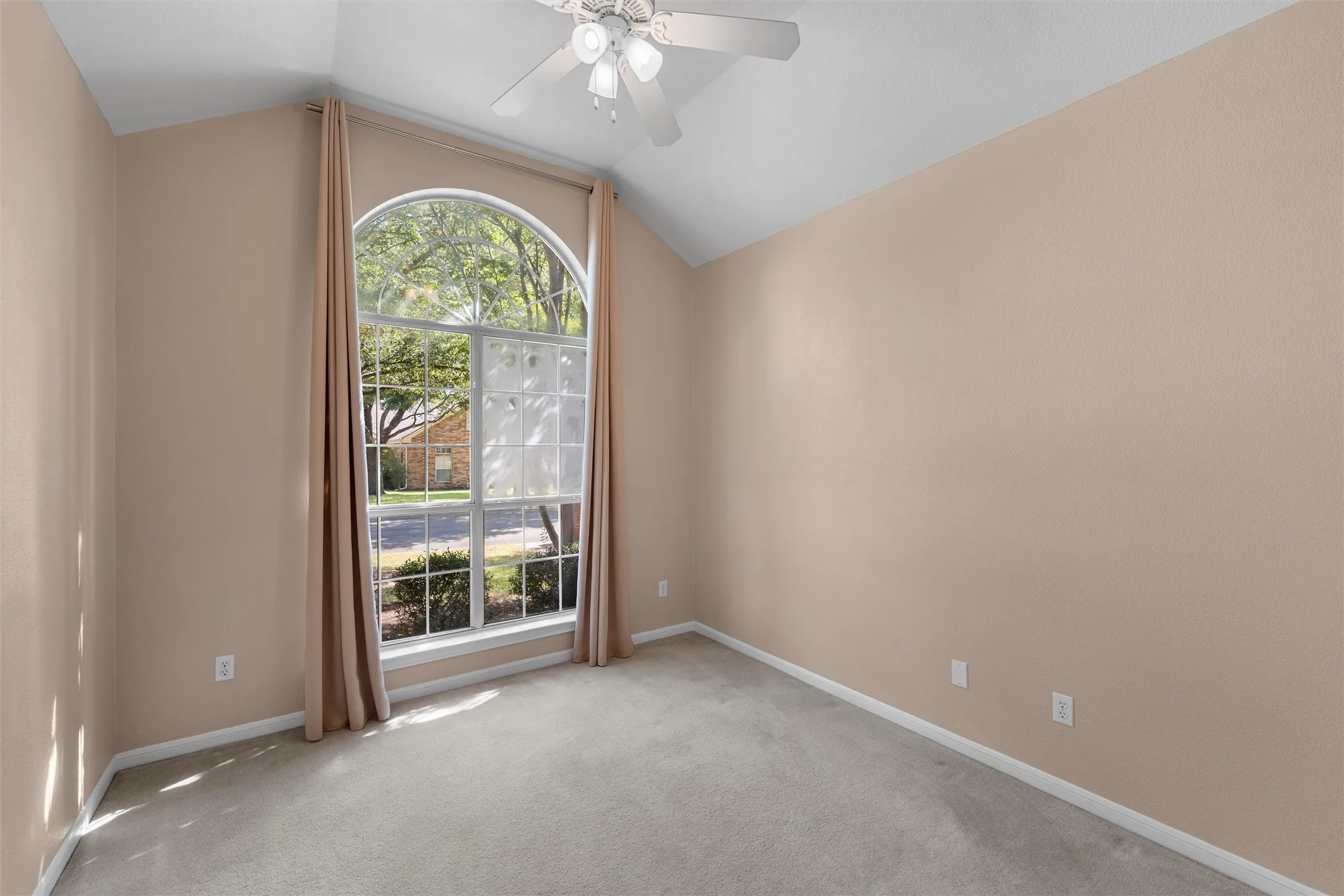 Single Family Residence For Sale in Mc Lennan County , 1223 Oakmanor Circle, Hewitt, Texas 76643, 4 Bedroom, 3 Bathroom, 2 Garage spaces, 2,308 Sqft, built in 2002, mls#21383220, Real Estate Agent in Hewitt, Homes For Sale in Mc Lennan county, Homes For Sale in Hewitt, Realtor in Hewitt Texas, Real Estate Brokerage Independent Realty Texas, Luminita Cordes Realtor