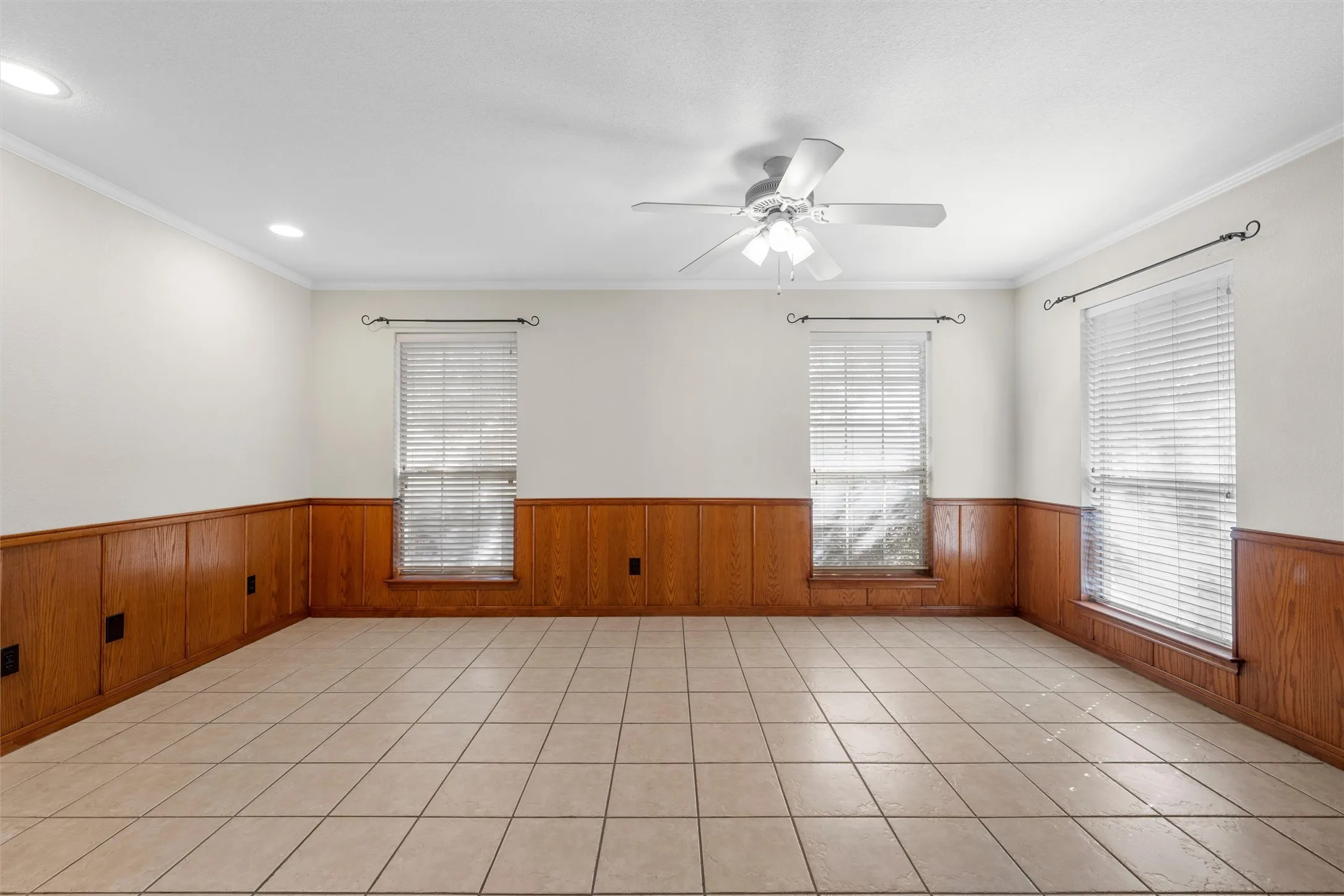 Single Family Residence For Sale in Mc Lennan County , 1223 Oakmanor Circle, Hewitt, Texas 76643, 4 Bedroom, 3 Bathroom, 2 Garage spaces, 2,308 Sqft, built in 2002, mls#21383220, Real Estate Agent in Hewitt, Homes For Sale in Mc Lennan county, Homes For Sale in Hewitt, Realtor in Hewitt Texas, Real Estate Brokerage Independent Realty Texas, Luminita Cordes Realtor