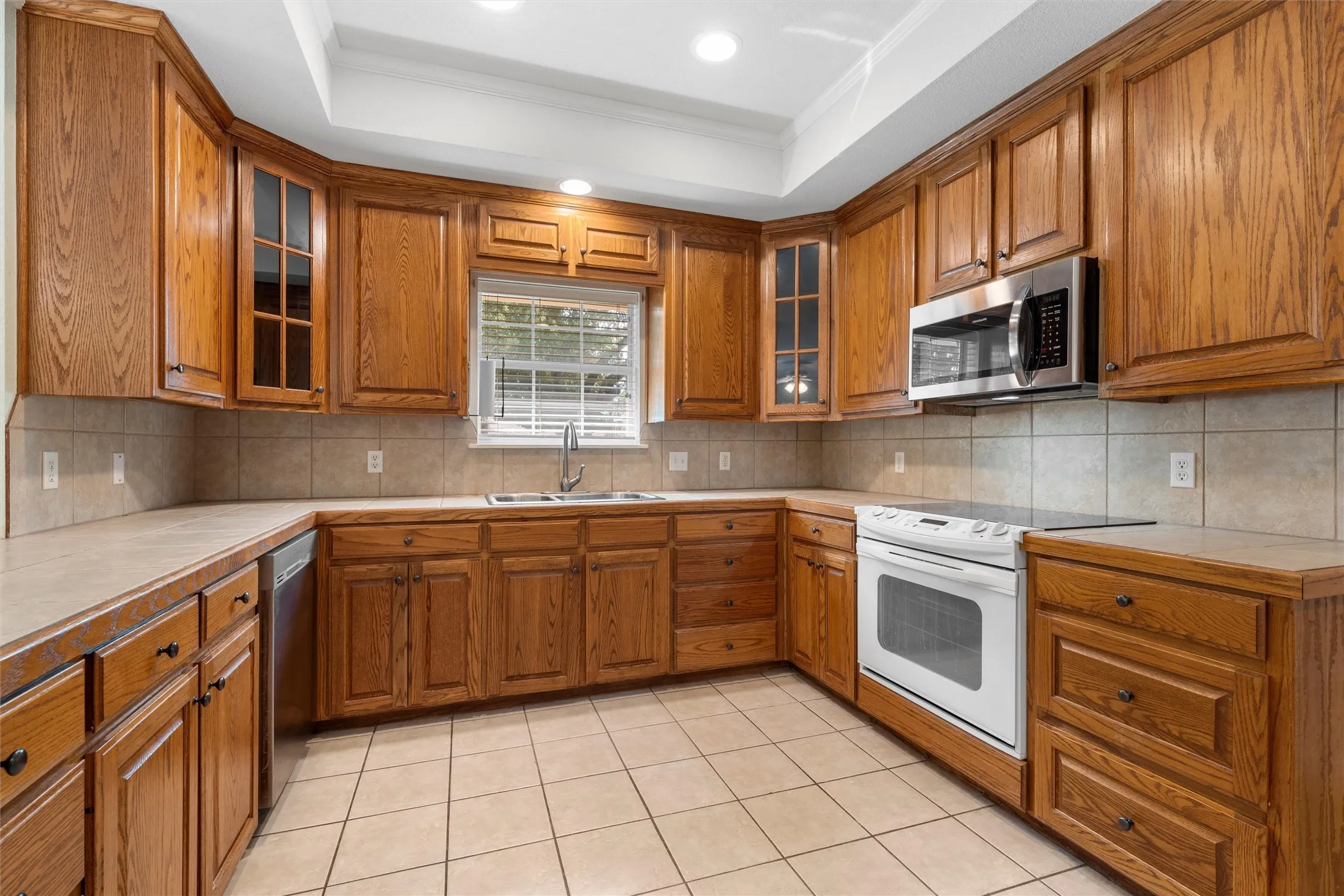 Single Family Residence For Sale in Mc Lennan County , 1223 Oakmanor Circle, Hewitt, Texas 76643, 4 Bedroom, 3 Bathroom, 2 Garage spaces, 2,308 Sqft, built in 2002, mls#21383220, Real Estate Agent in Hewitt, Homes For Sale in Mc Lennan county, Homes For Sale in Hewitt, Realtor in Hewitt Texas, Real Estate Brokerage Independent Realty Texas, Luminita Cordes Realtor