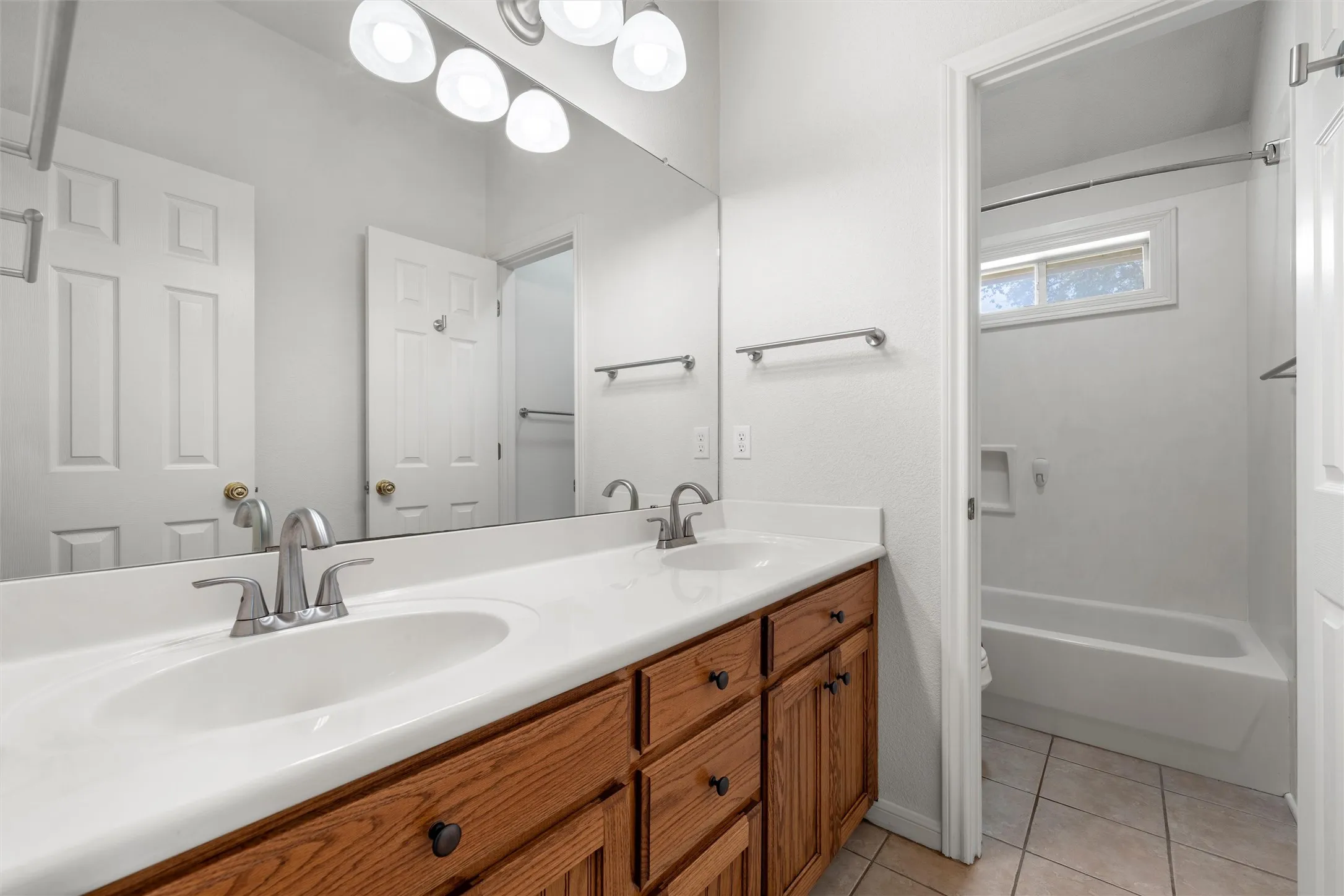 Single Family Residence For Sale in Mc Lennan County , 1223 Oakmanor Circle, Hewitt, Texas 76643, 4 Bedroom, 3 Bathroom, 2 Garage spaces, 2,308 Sqft, built in 2002, mls#21383220, Real Estate Agent in Hewitt, Homes For Sale in Mc Lennan county, Homes For Sale in Hewitt, Realtor in Hewitt Texas, Real Estate Brokerage Independent Realty Texas, Luminita Cordes Realtor