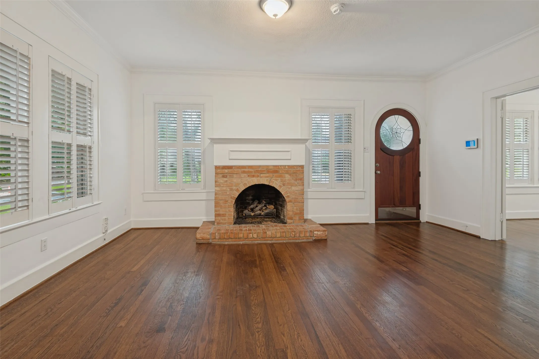 Single Family Residence For Rent in Dallas County , 5606 Mercedes Avenue, Dallas, Texas 75206, 3 Bedroom, 2 Bathroom, 2 Garage spaces, 1,788 Sqft, built in 1926, mls#21385166, Real Estate Agent in Dallas, Homes For Rent in Dallas county, Homes For Rent in Dallas, Realtor in Dallas Texas, Real Estate Brokerage Independent Realty Texas, Luminita Cordes Realtor