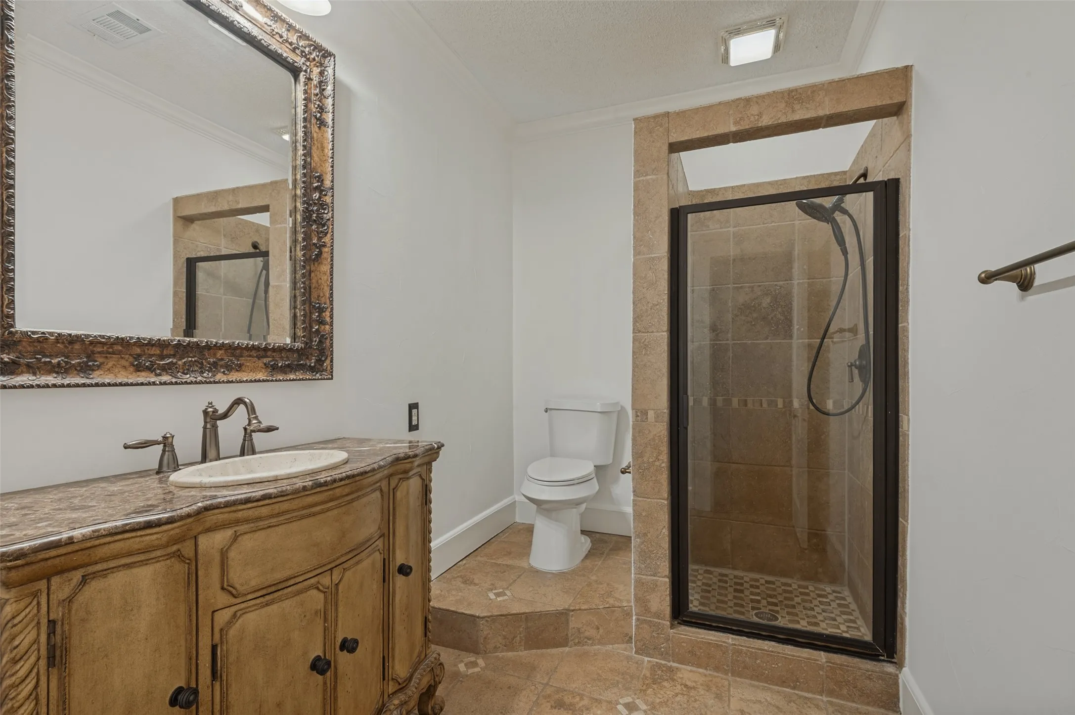 Single Family Residence For Rent in Dallas County , 5606 Mercedes Avenue, Dallas, Texas 75206, 3 Bedroom, 2 Bathroom, 2 Garage spaces, 1,788 Sqft, built in 1926, mls#21385166, Real Estate Agent in Dallas, Homes For Rent in Dallas county, Homes For Rent in Dallas, Realtor in Dallas Texas, Real Estate Brokerage Independent Realty Texas, Luminita Cordes Realtor