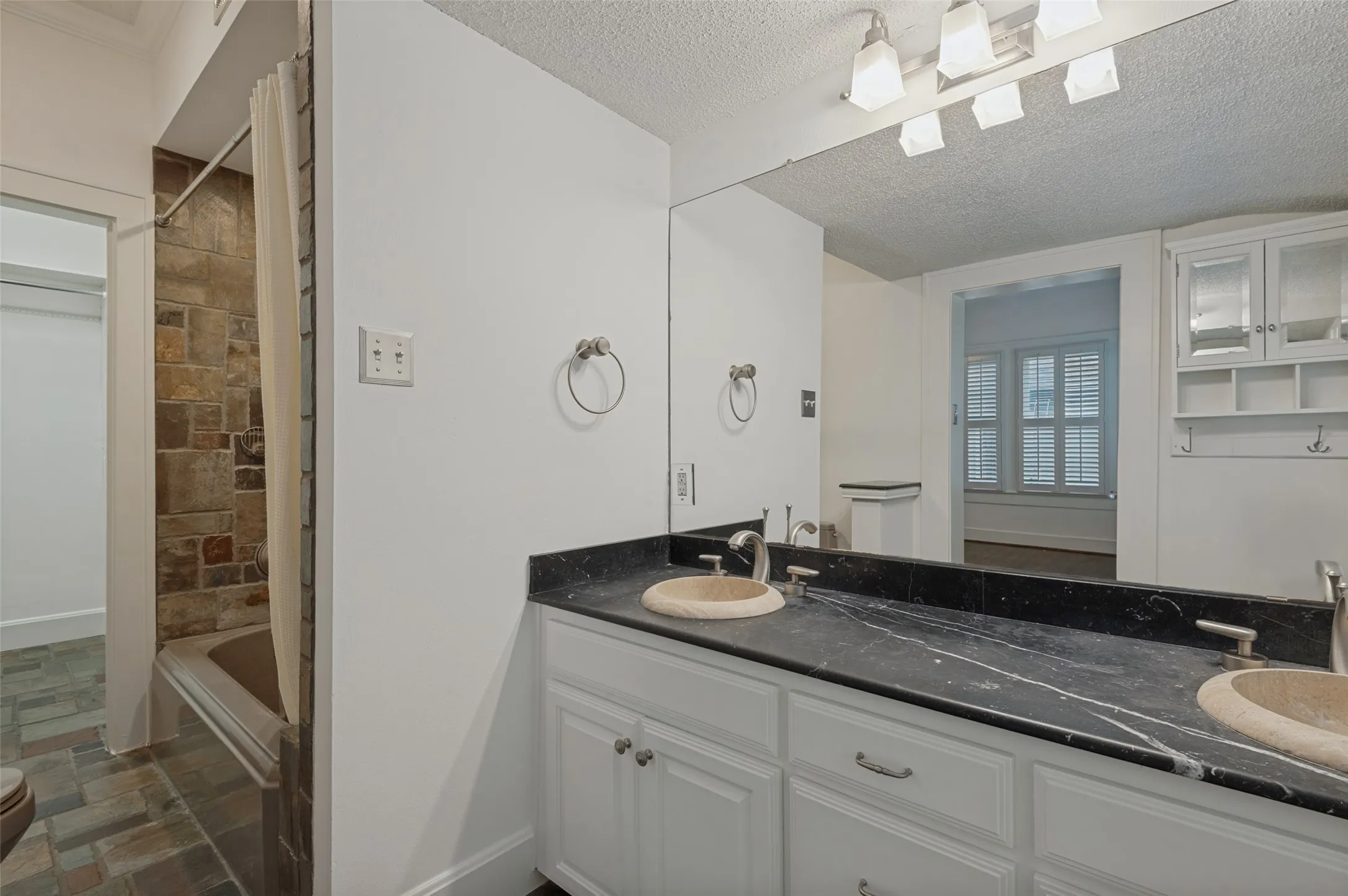 Single Family Residence For Rent in Dallas County , 5606 Mercedes Avenue, Dallas, Texas 75206, 3 Bedroom, 2 Bathroom, 2 Garage spaces, 1,788 Sqft, built in 1926, mls#21385166, Real Estate Agent in Dallas, Homes For Rent in Dallas county, Homes For Rent in Dallas, Realtor in Dallas Texas, Real Estate Brokerage Independent Realty Texas, Luminita Cordes Realtor