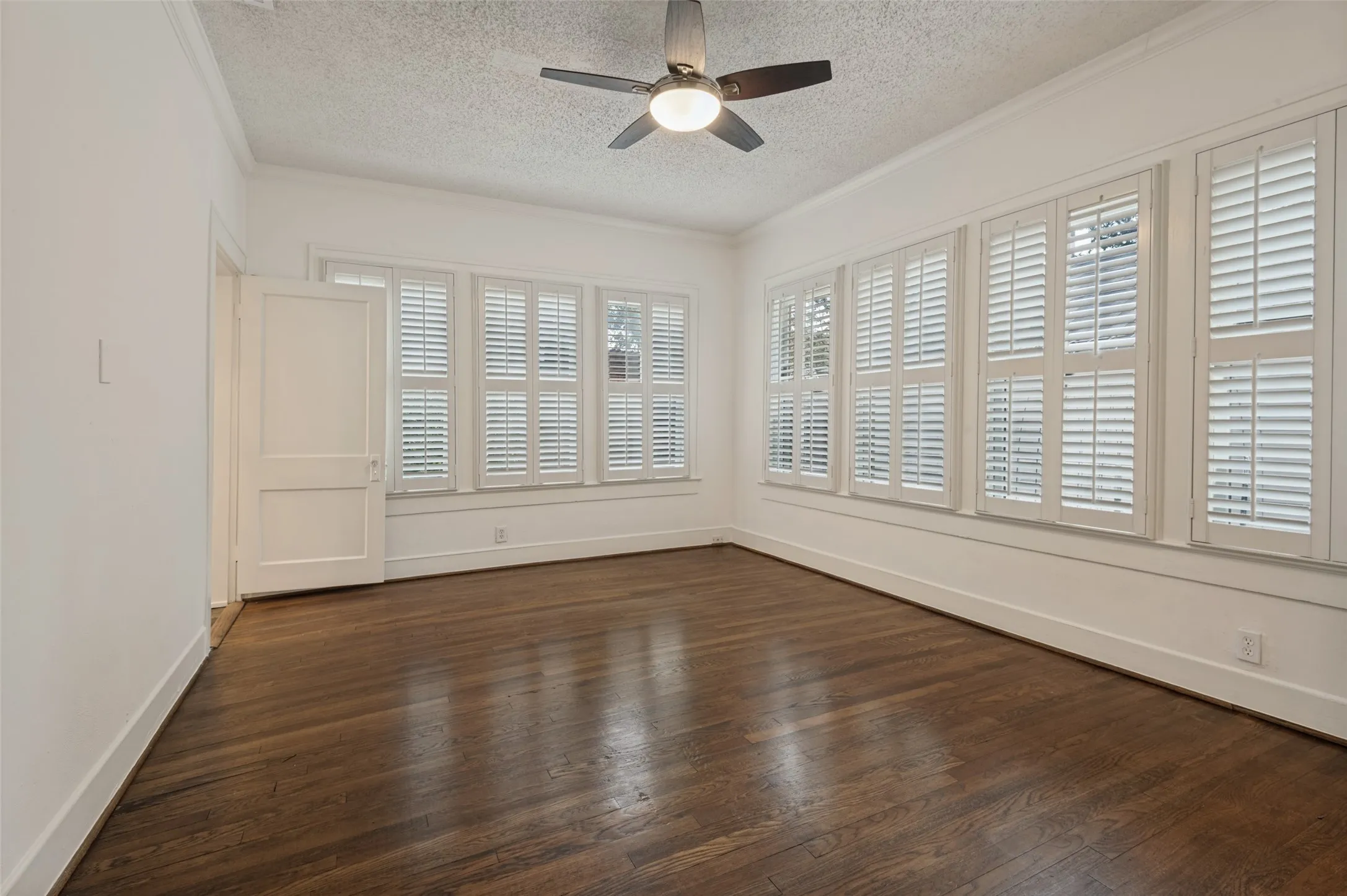Single Family Residence For Rent in Dallas County , 5606 Mercedes Avenue, Dallas, Texas 75206, 3 Bedroom, 2 Bathroom, 2 Garage spaces, 1,788 Sqft, built in 1926, mls#21385166, Real Estate Agent in Dallas, Homes For Rent in Dallas county, Homes For Rent in Dallas, Realtor in Dallas Texas, Real Estate Brokerage Independent Realty Texas, Luminita Cordes Realtor
