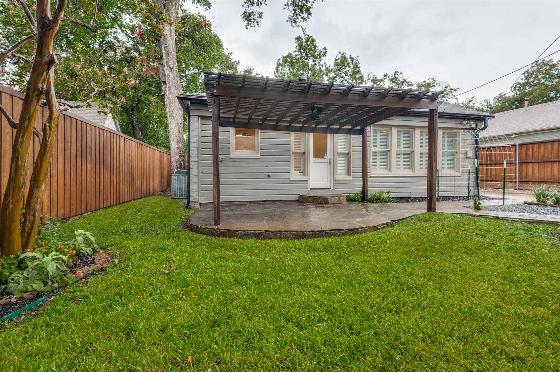 Single Family Residence For Rent in Dallas County , 5606 Mercedes Avenue, Dallas, Texas 75206, 3 Bedroom, 2 Bathroom, 2 Garage spaces, 1,788 Sqft, built in 1926, mls#21385166, Real Estate Agent in Dallas, Homes For Rent in Dallas county, Homes For Rent in Dallas, Realtor in Dallas Texas, Real Estate Brokerage Independent Realty Texas, Luminita Cordes Realtor
