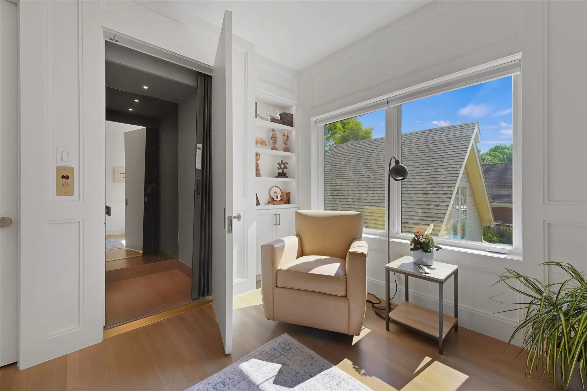 Landing area with photo of the elevator.