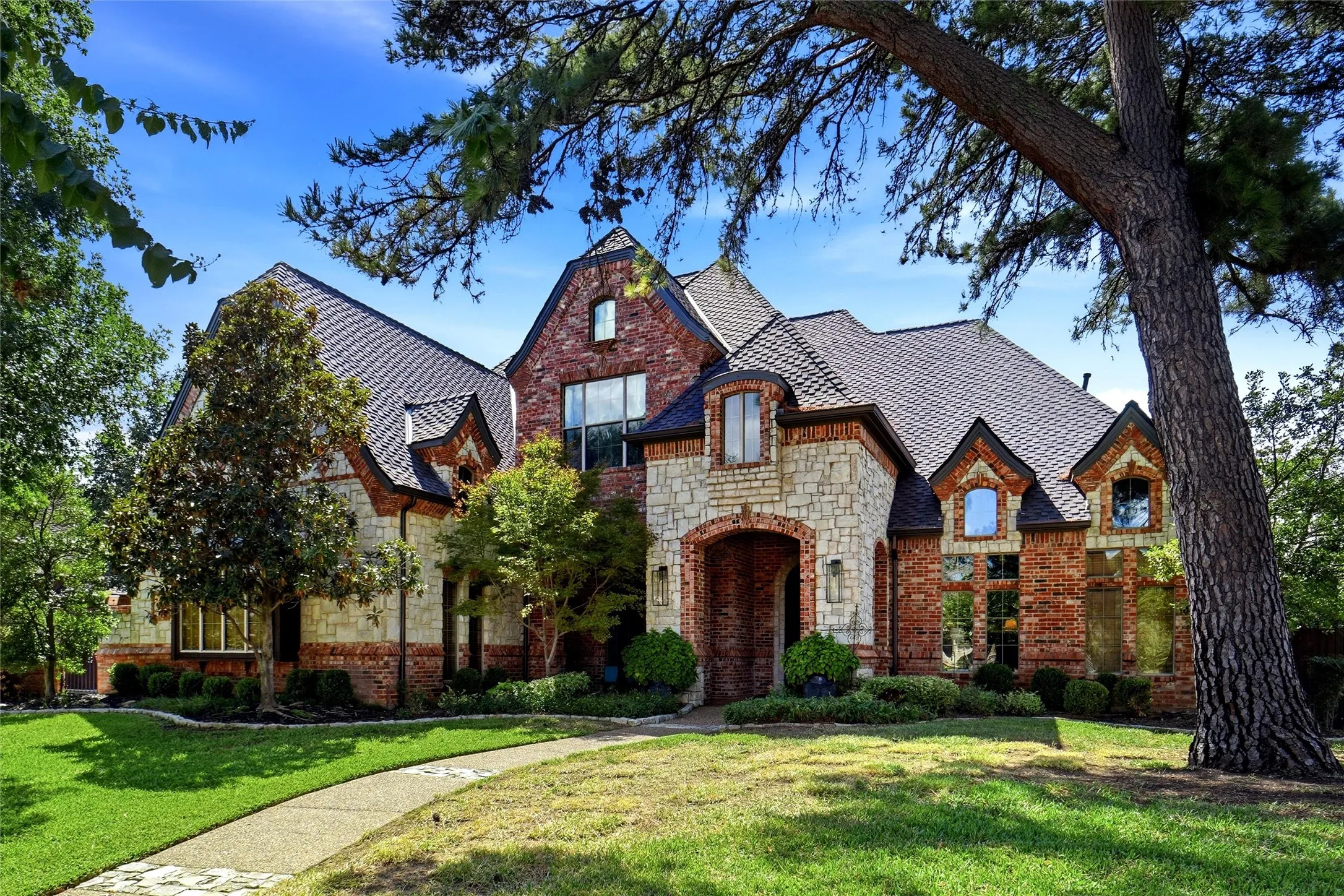 Single Family Residence For Sale in Tarrant County , 1804 Summit Court, Keller, Texas 76262, 5 Bedroom, 5 Bathroom, 4 Garage spaces, 4,974 Sqft, built in 2003, mls#21384530, Real Estate Agent in Keller, Homes For Sale in Tarrant county, Homes For Sale in Keller, Realtor in Keller Texas, Real Estate Brokerage Independent Realty Texas, Luminita Cordes Realtor