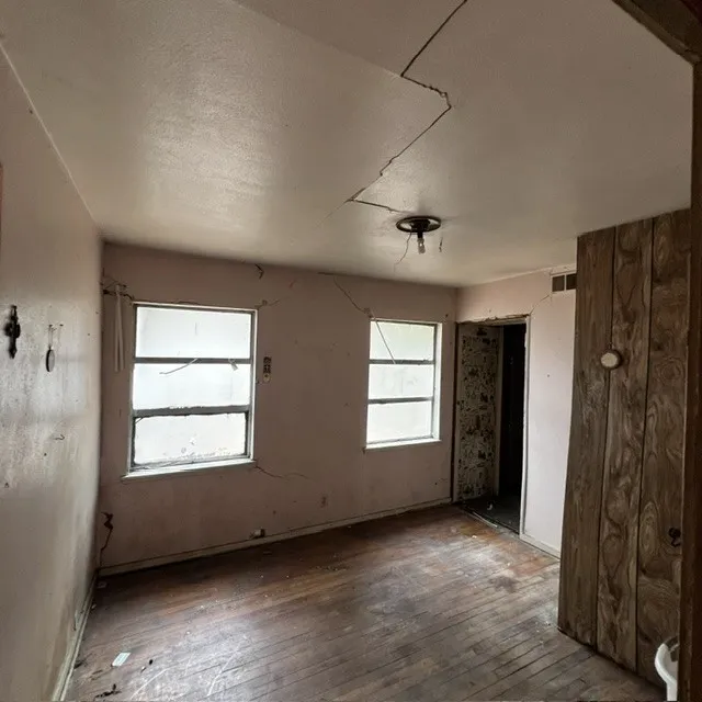 Single Family Residence For Sale in Dallas County , 211 Hamden Lane, Mesquite, Texas 75149, 3 Bedroom, 1 Bathroom, 1 Garage spaces, 1,196 Sqft, built in 1955, mls#21385240, Real Estate Agent in Mesquite, Homes For Sale in Dallas county, Homes For Sale in Mesquite, Realtor in Mesquite Texas, Real Estate Brokerage Independent Realty Texas, Luminita Cordes Realtor