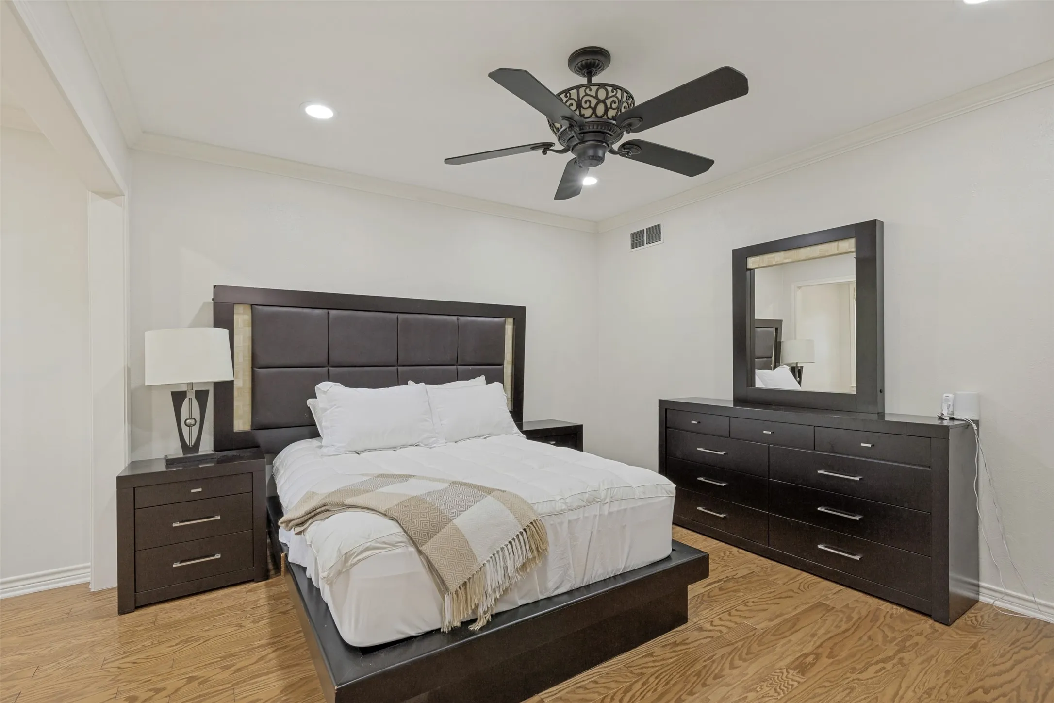 Single Family Residence For Sale in Dallas County , 7 Queensview Court, Dallas, Texas 75225, 4 Bedroom, 4 Bathroom, 2 Garage spaces, 4,037 Sqft, built in 1980, mls#21385245, Real Estate Agent in Dallas, Homes For Sale in Dallas county, Homes For Sale in Dallas, Realtor in Dallas Texas, Real Estate Brokerage Independent Realty Texas, Luminita Cordes Realtor