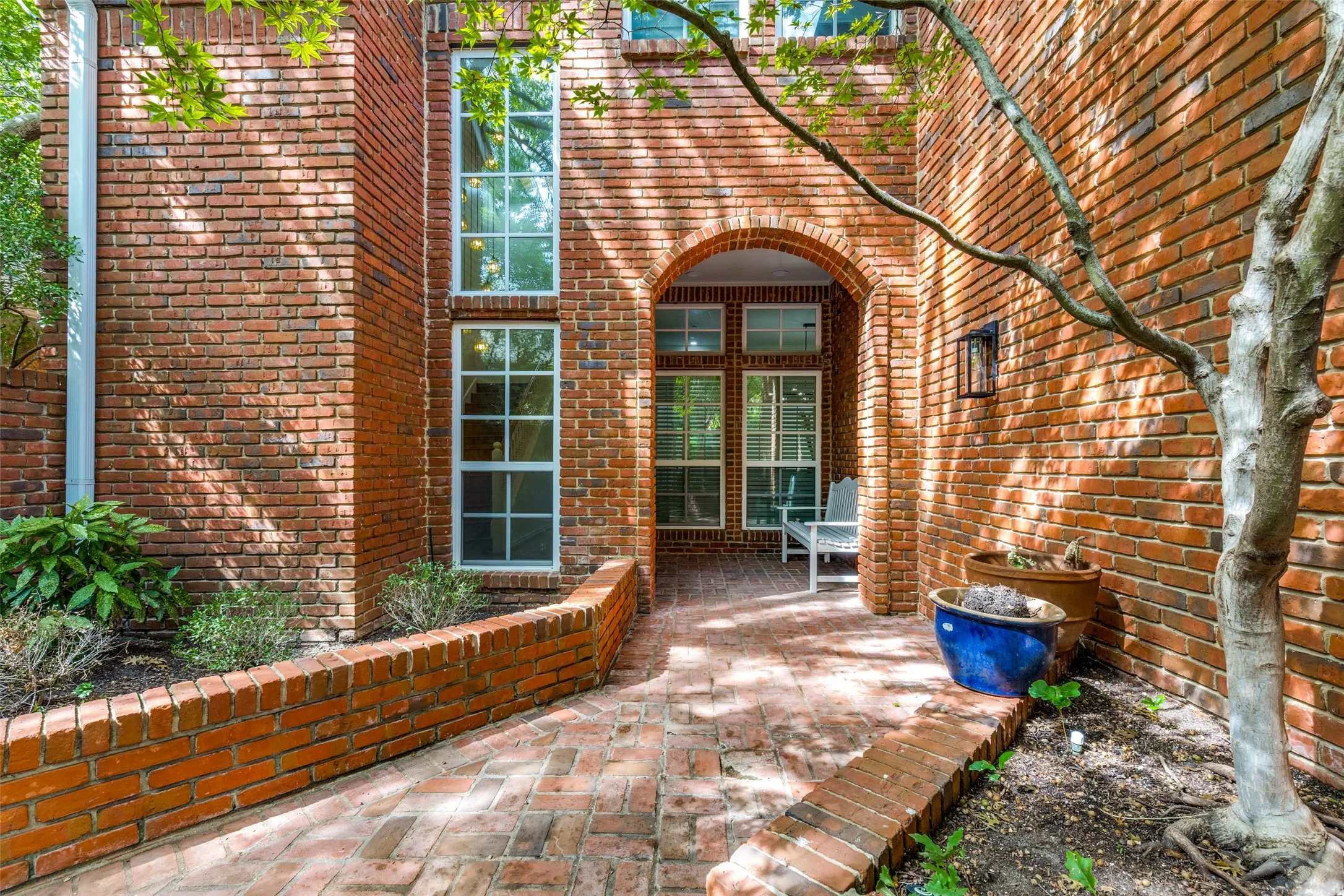 Single Family Residence For Sale in Dallas County , 7 Queensview Court, Dallas, Texas 75225, 4 Bedroom, 4 Bathroom, 2 Garage spaces, 4,037 Sqft, built in 1980, mls#21385245, Real Estate Agent in Dallas, Homes For Sale in Dallas county, Homes For Sale in Dallas, Realtor in Dallas Texas, Real Estate Brokerage Independent Realty Texas, Luminita Cordes Realtor