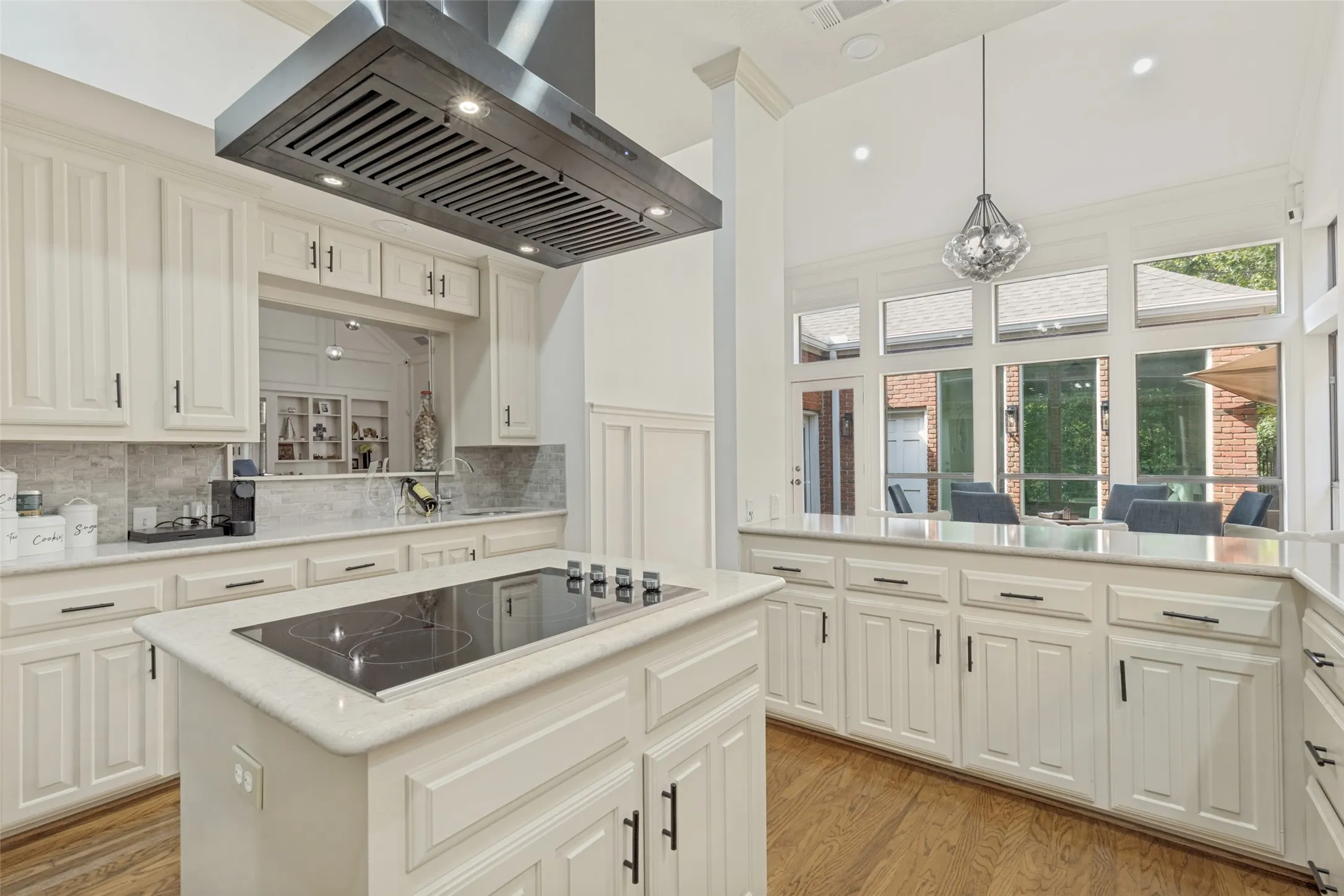 Single Family Residence For Sale in Dallas County , 7 Queensview Court, Dallas, Texas 75225, 4 Bedroom, 4 Bathroom, 2 Garage spaces, 4,037 Sqft, built in 1980, mls#21385245, Real Estate Agent in Dallas, Homes For Sale in Dallas county, Homes For Sale in Dallas, Realtor in Dallas Texas, Real Estate Brokerage Independent Realty Texas, Luminita Cordes Realtor