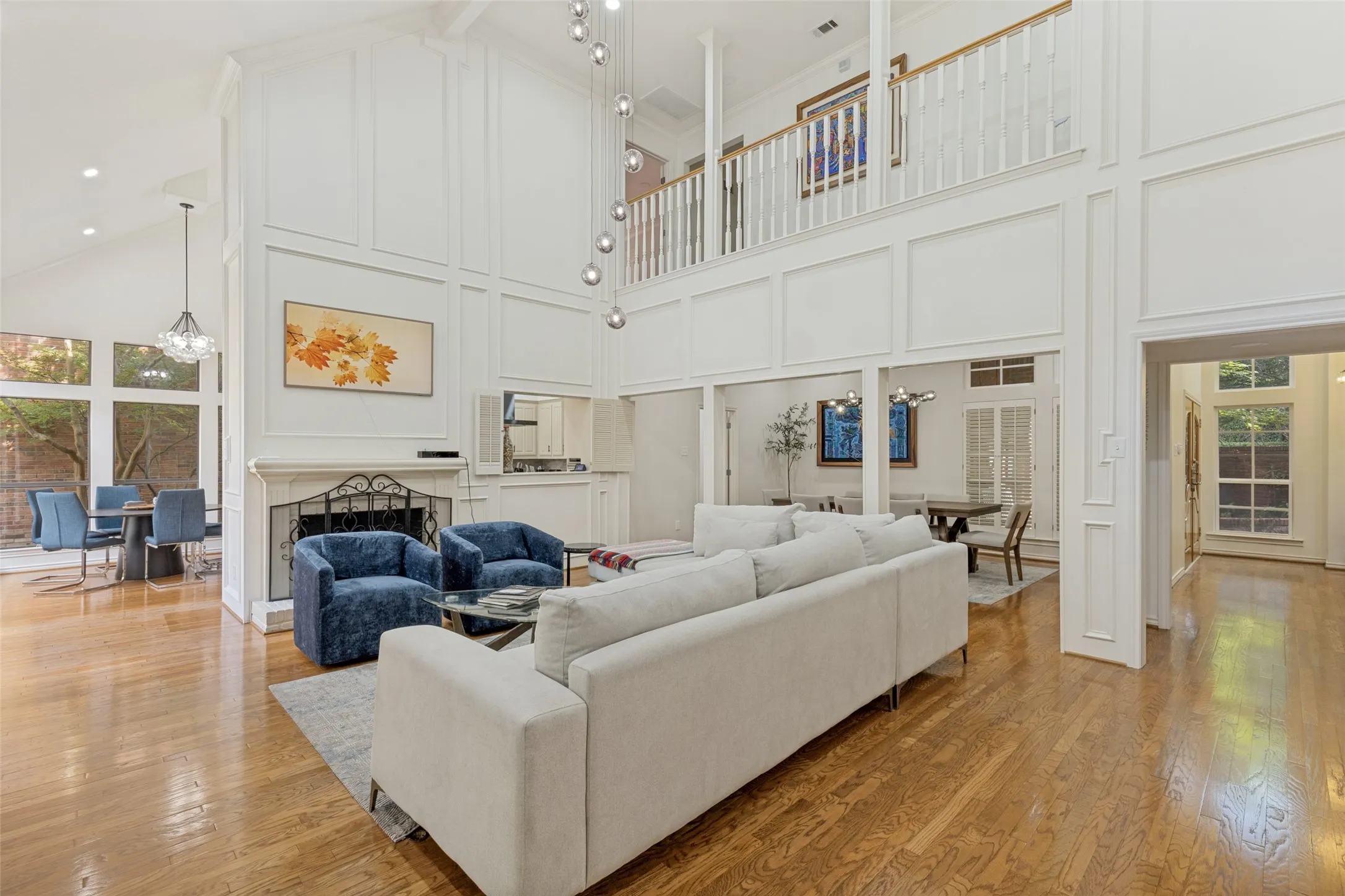 Single Family Residence For Sale in Dallas County , 7 Queensview Court, Dallas, Texas 75225, 4 Bedroom, 4 Bathroom, 2 Garage spaces, 4,037 Sqft, built in 1980, mls#21385245, Real Estate Agent in Dallas, Homes For Sale in Dallas county, Homes For Sale in Dallas, Realtor in Dallas Texas, Real Estate Brokerage Independent Realty Texas, Luminita Cordes Realtor