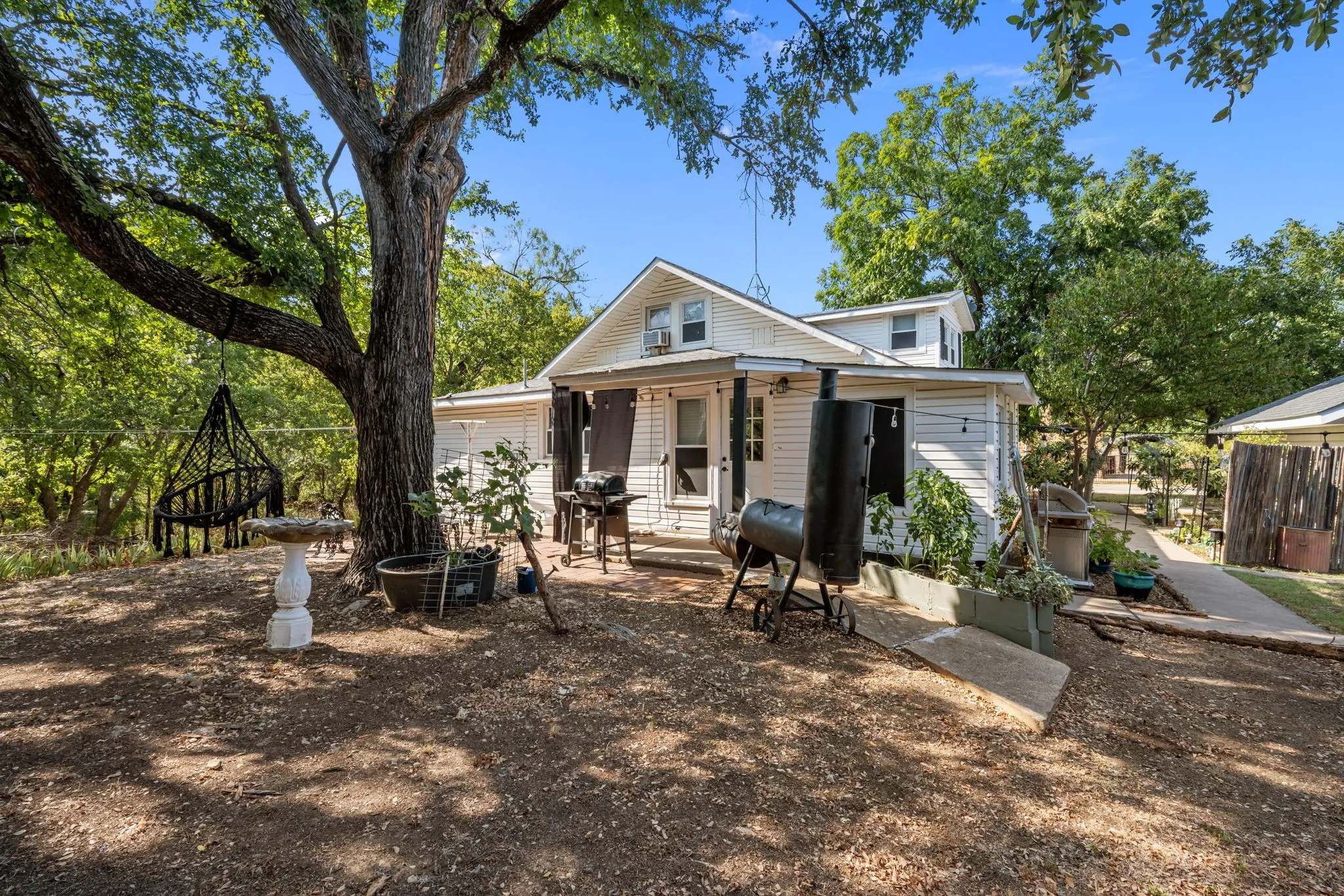 Single Family Residence For Sale in Palo Pinto County , 435 Elm Street, Palo Pinto, Texas 76450, 2 Bedroom, 1 Bathroom, 1 Garage spaces, 1,596 Sqft, built in 1910, mls#21371705, Real Estate Agent in Palo Pinto, Homes For Sale in Palo Pinto county, Homes For Sale in Palo Pinto, Realtor in Palo Pinto Texas, Real Estate Brokerage Independent Realty Texas, Luminita Cordes Realtor