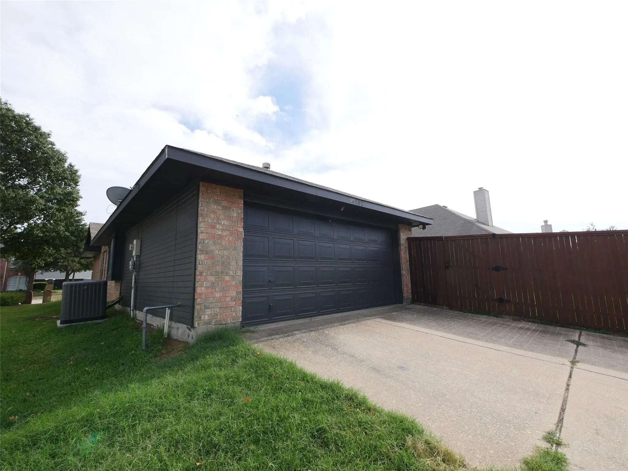 Single Family Residence For Sale in Collin County , 4502 Highlands Drive, Mc Kinney, Texas 75070, 3 Bedroom, 2 Bathroom, 2 Garage spaces, 1,669 Sqft, built in 1996, mls#21384606, Real Estate Agent in Mc Kinney, Homes For Sale in Collin county, Homes For Sale in Mc Kinney, Realtor in Mc Kinney Texas, Real Estate Brokerage Independent Realty Texas, Luminita Cordes Realtor