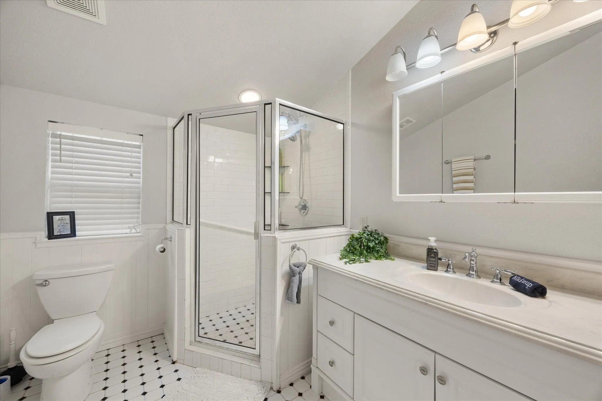 For Sale in Hood County , 1002 W Pearl Street, Granbury, Texas 76048, 6 Bedroom, 6 Bathroom, Garage spaces, 0 Sqft, built in 1910, mls#21385259, Real Estate Agent in Granbury, Homes For Sale in Hood county, Homes For Sale in Granbury, Realtor in Granbury Texas, Real Estate Brokerage Independent Realty Texas, Luminita Cordes Realtor