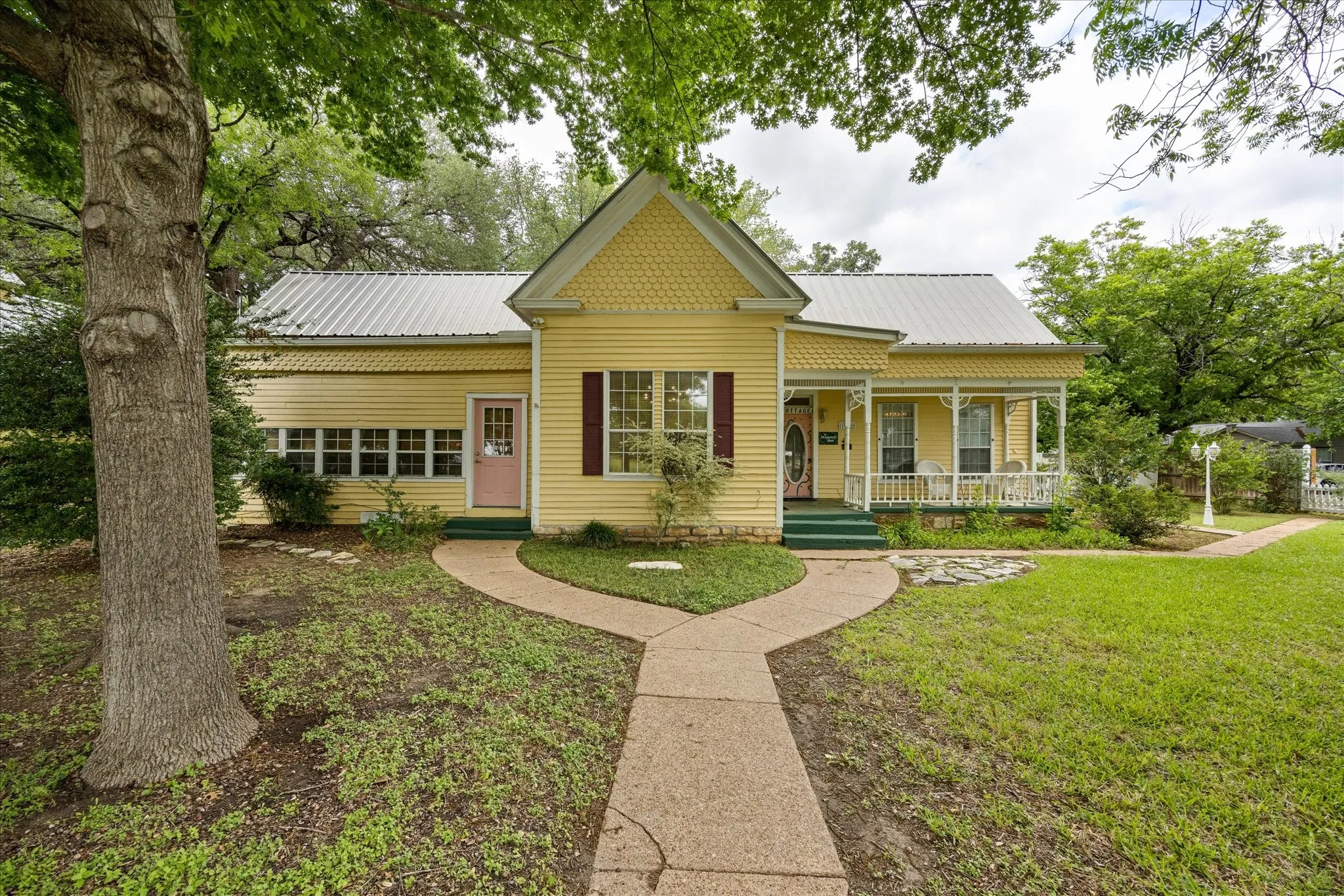 For Sale in Hood County , 1002 W Pearl Street, Granbury, Texas 76048, 6 Bedroom, 6 Bathroom, Garage spaces, 0 Sqft, built in 1910, mls#21385259, Real Estate Agent in Granbury, Homes For Sale in Hood county, Homes For Sale in Granbury, Realtor in Granbury Texas, Real Estate Brokerage Independent Realty Texas, Luminita Cordes Realtor