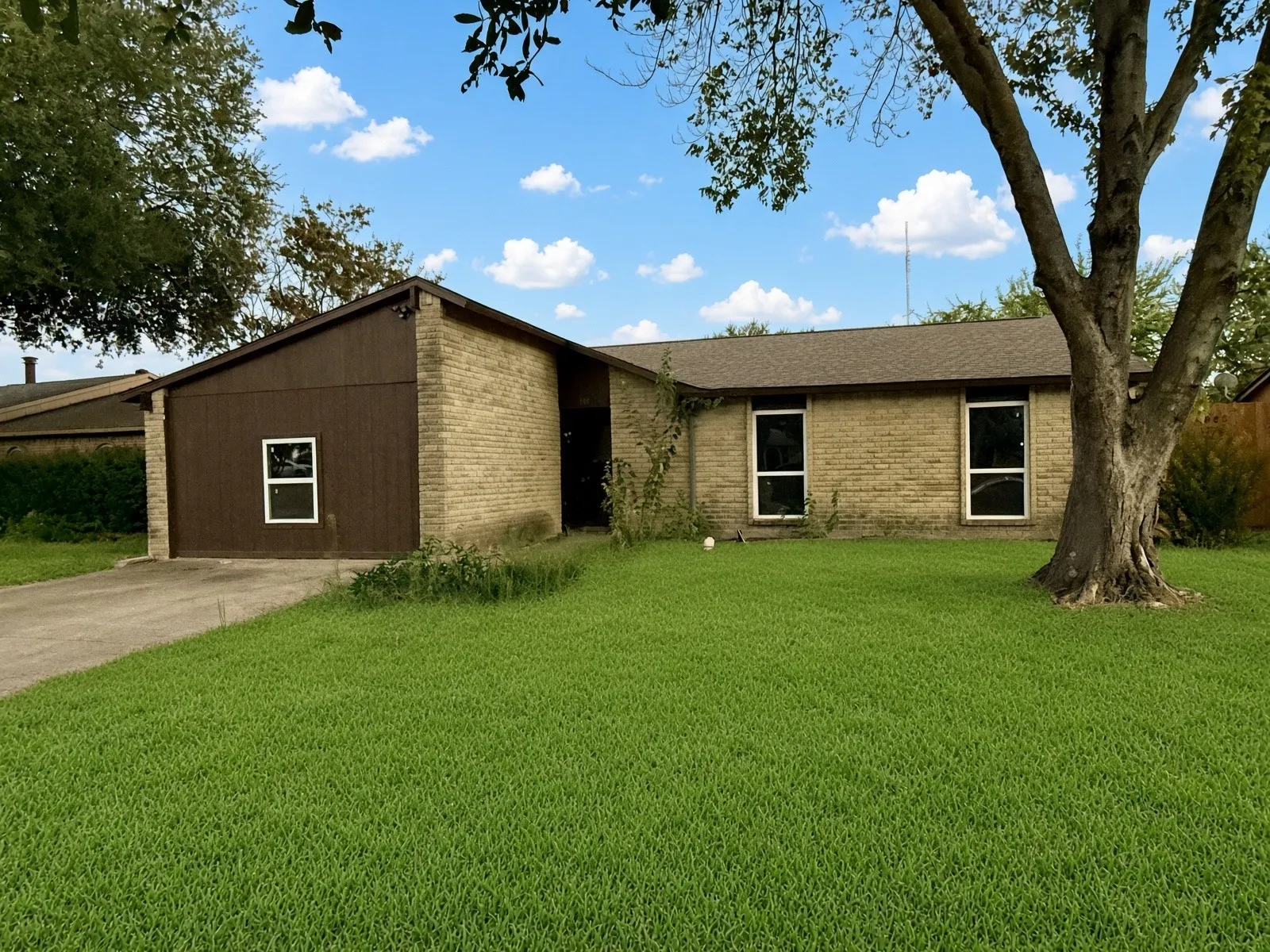 Single Family Residence For Sale in Dallas County , 5618 Briarcrest Drive, Garland, Texas 75043, 4 Bedroom, 2 Bathroom, Garage spaces, 1,789 Sqft, built in 1977, mls#21385269, Real Estate Agent in Garland, Homes For Sale in Dallas county, Homes For Sale in Garland, Realtor in Garland Texas, Real Estate Brokerage Independent Realty Texas, Luminita Cordes Realtor