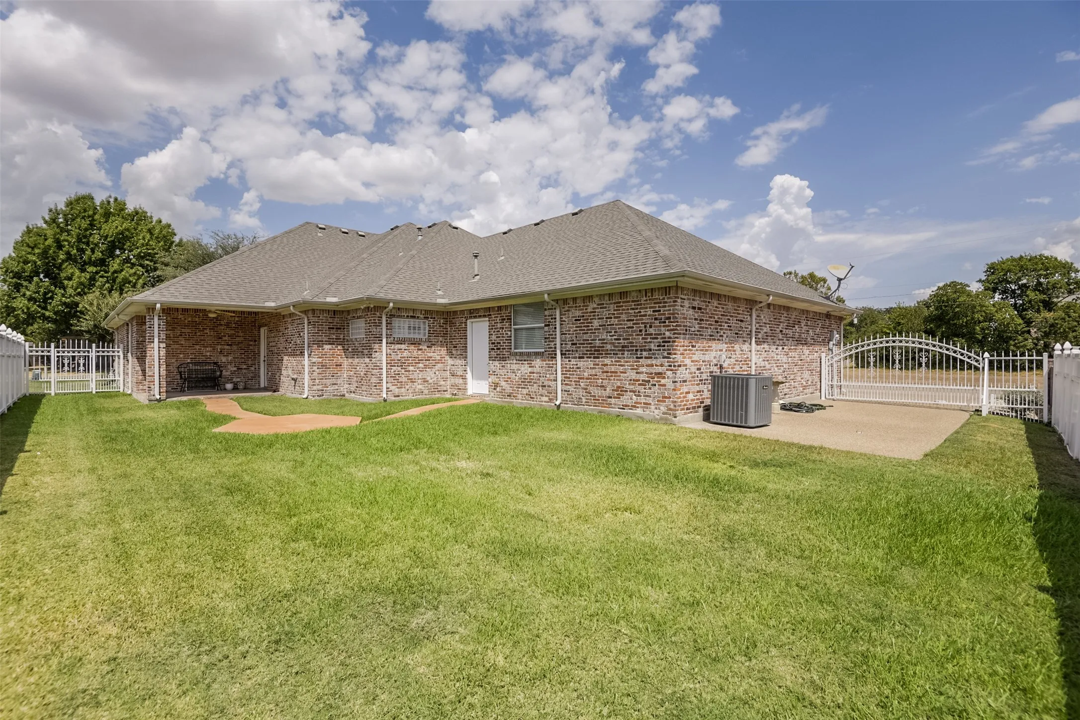 Single Family Residence For Sale in Ellis County , 818 Amherst Drive, Waxahachie, Texas 75165, 3 Bedroom, 2 Bathroom, 2 Garage spaces, 2,572 Sqft, built in 2005, mls#21384907, Real Estate Agent in Waxahachie, Homes For Sale in Ellis county, Homes For Sale in Waxahachie, Realtor in Waxahachie Texas, Real Estate Brokerage Independent Realty Texas, Luminita Cordes Realtor