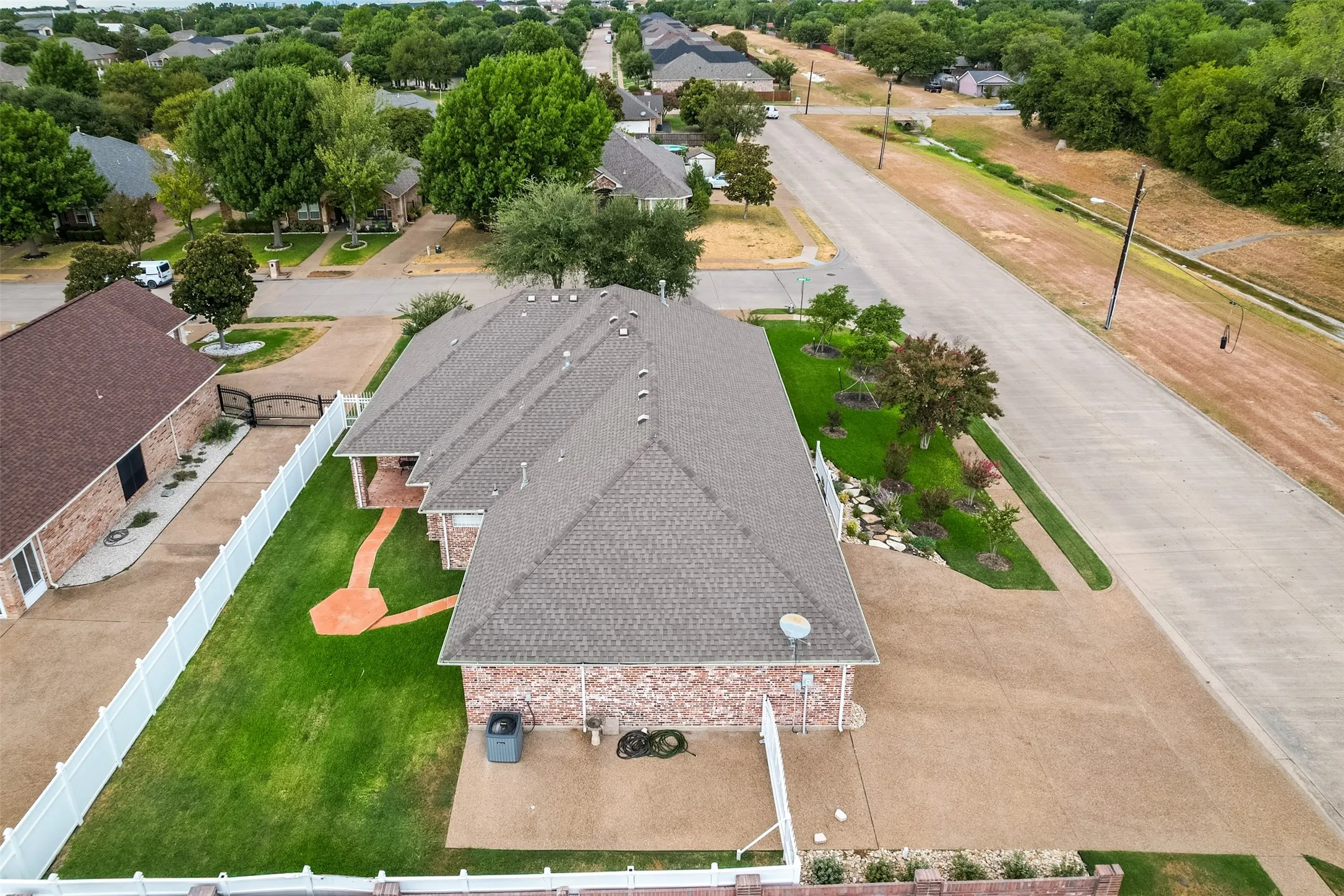 Single Family Residence For Sale in Ellis County , 818 Amherst Drive, Waxahachie, Texas 75165, 3 Bedroom, 2 Bathroom, 2 Garage spaces, 2,572 Sqft, built in 2005, mls#21384907, Real Estate Agent in Waxahachie, Homes For Sale in Ellis county, Homes For Sale in Waxahachie, Realtor in Waxahachie Texas, Real Estate Brokerage Independent Realty Texas, Luminita Cordes Realtor