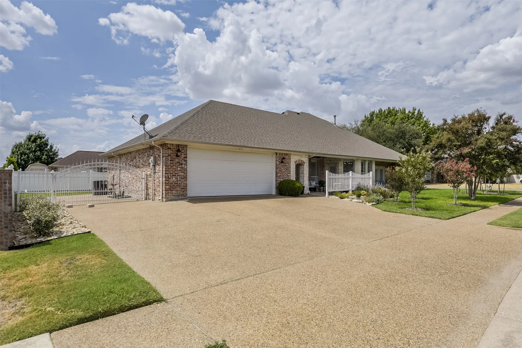 Single Family Residence For Sale in Ellis County , 818 Amherst Drive, Waxahachie, Texas 75165, 3 Bedroom, 2 Bathroom, 2 Garage spaces, 2,572 Sqft, built in 2005, mls#21384907, Real Estate Agent in Waxahachie, Homes For Sale in Ellis county, Homes For Sale in Waxahachie, Realtor in Waxahachie Texas, Real Estate Brokerage Independent Realty Texas, Luminita Cordes Realtor