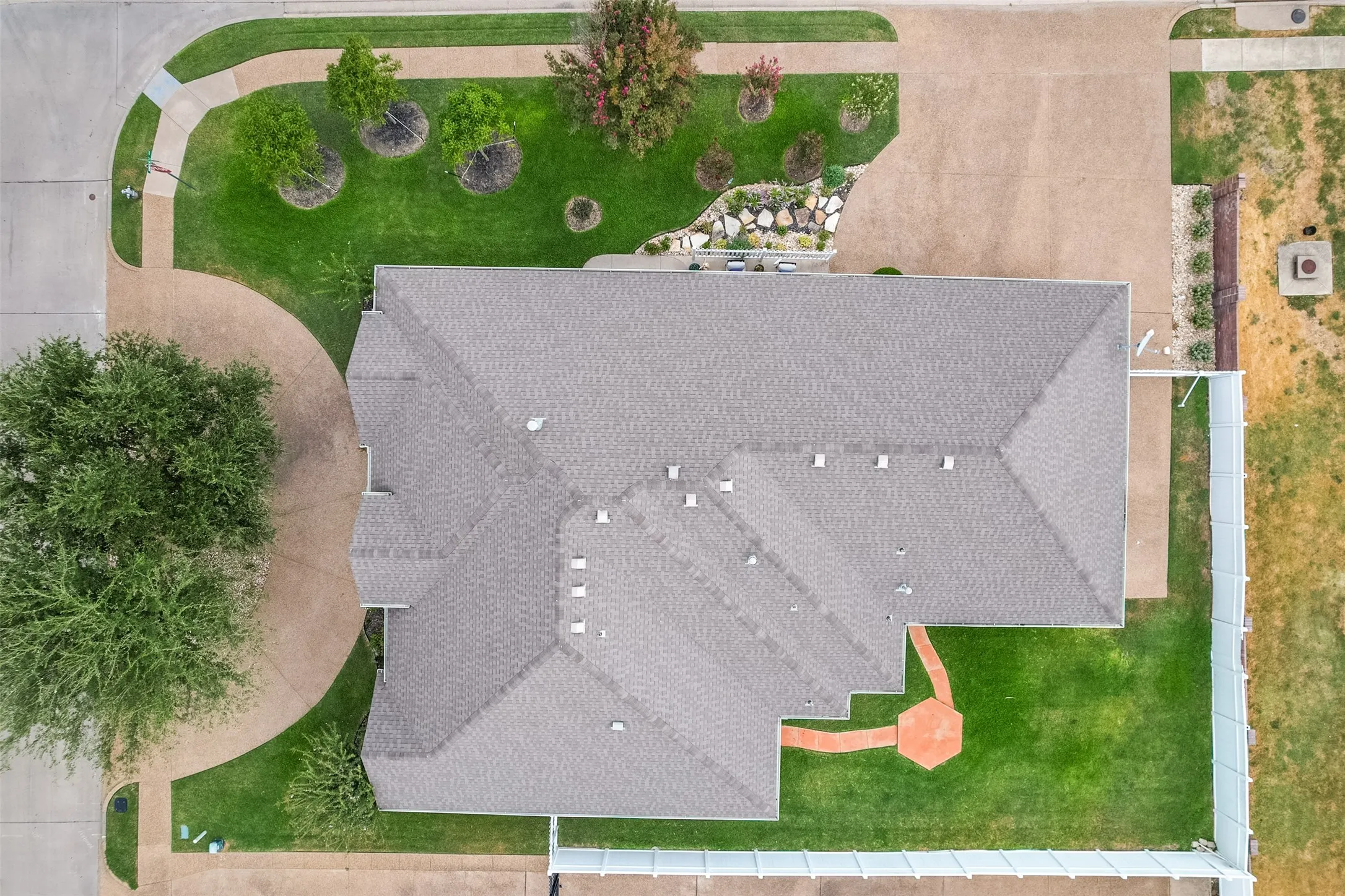 Single Family Residence For Sale in Ellis County , 818 Amherst Drive, Waxahachie, Texas 75165, 3 Bedroom, 2 Bathroom, 2 Garage spaces, 2,572 Sqft, built in 2005, mls#21384907, Real Estate Agent in Waxahachie, Homes For Sale in Ellis county, Homes For Sale in Waxahachie, Realtor in Waxahachie Texas, Real Estate Brokerage Independent Realty Texas, Luminita Cordes Realtor