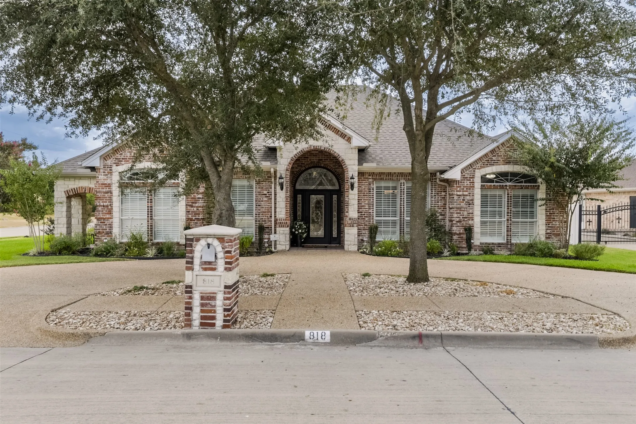 Single Family Residence For Sale in Ellis County , 818 Amherst Drive, Waxahachie, Texas 75165, 3 Bedroom, 2 Bathroom, 2 Garage spaces, 2,572 Sqft, built in 2005, mls#21384907, Real Estate Agent in Waxahachie, Homes For Sale in Ellis county, Homes For Sale in Waxahachie, Realtor in Waxahachie Texas, Real Estate Brokerage Independent Realty Texas, Luminita Cordes Realtor