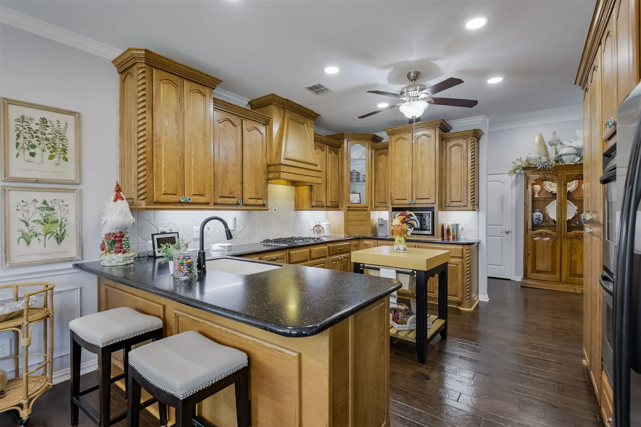 Single Family Residence For Sale in Ellis County , 818 Amherst Drive, Waxahachie, Texas 75165, 3 Bedroom, 2 Bathroom, 2 Garage spaces, 2,572 Sqft, built in 2005, mls#21384907, Real Estate Agent in Waxahachie, Homes For Sale in Ellis county, Homes For Sale in Waxahachie, Realtor in Waxahachie Texas, Real Estate Brokerage Independent Realty Texas, Luminita Cordes Realtor