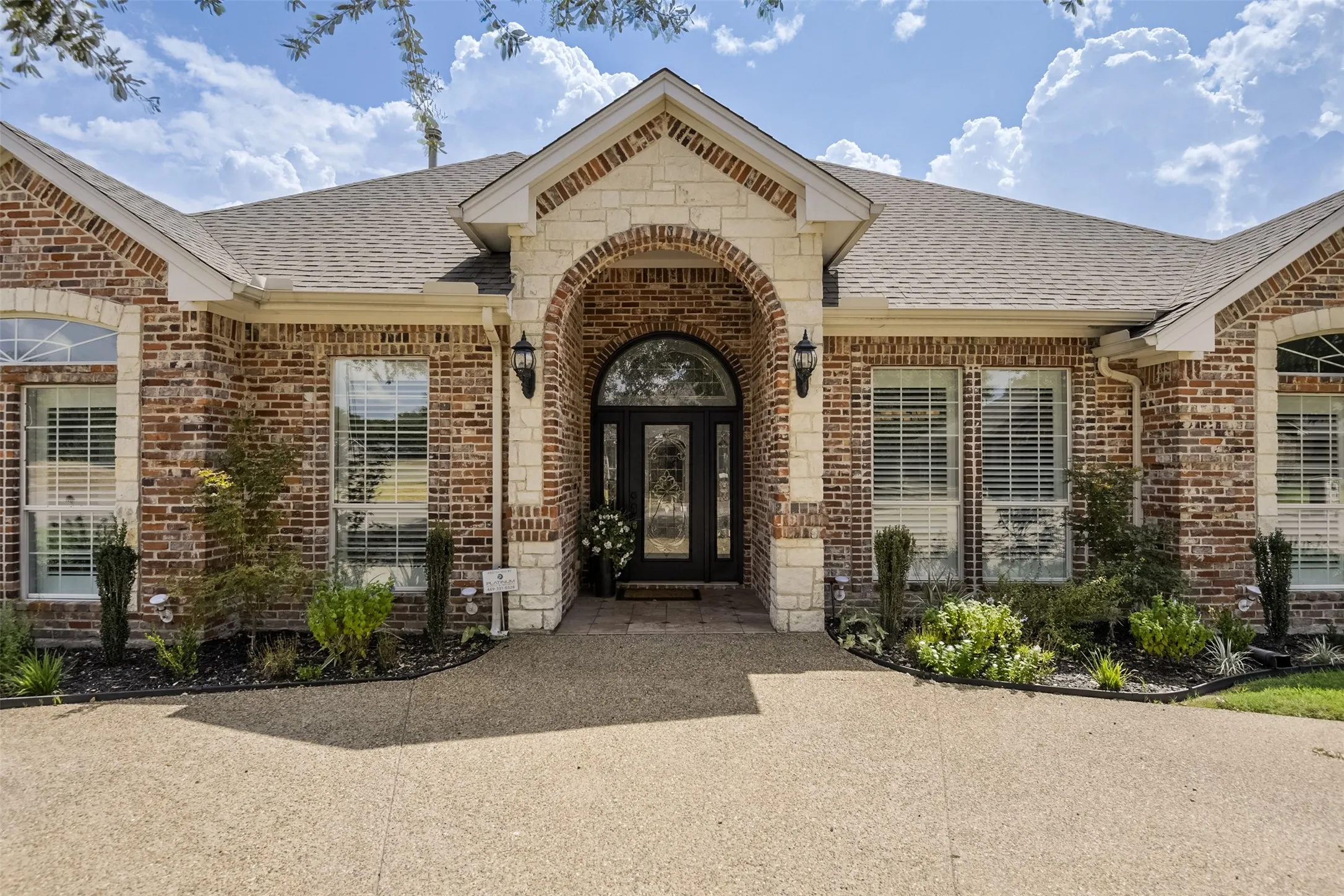Single Family Residence For Sale in Ellis County , 818 Amherst Drive, Waxahachie, Texas 75165, 3 Bedroom, 2 Bathroom, 2 Garage spaces, 2,572 Sqft, built in 2005, mls#21384907, Real Estate Agent in Waxahachie, Homes For Sale in Ellis county, Homes For Sale in Waxahachie, Realtor in Waxahachie Texas, Real Estate Brokerage Independent Realty Texas, Luminita Cordes Realtor
