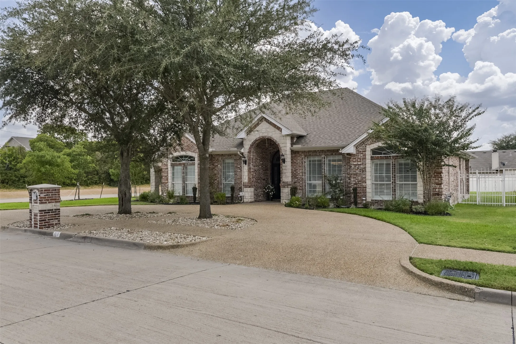 Single Family Residence For Sale in Ellis County , 818 Amherst Drive, Waxahachie, Texas 75165, 3 Bedroom, 2 Bathroom, 2 Garage spaces, 2,572 Sqft, built in 2005, mls#21384907, Real Estate Agent in Waxahachie, Homes For Sale in Ellis county, Homes For Sale in Waxahachie, Realtor in Waxahachie Texas, Real Estate Brokerage Independent Realty Texas, Luminita Cordes Realtor