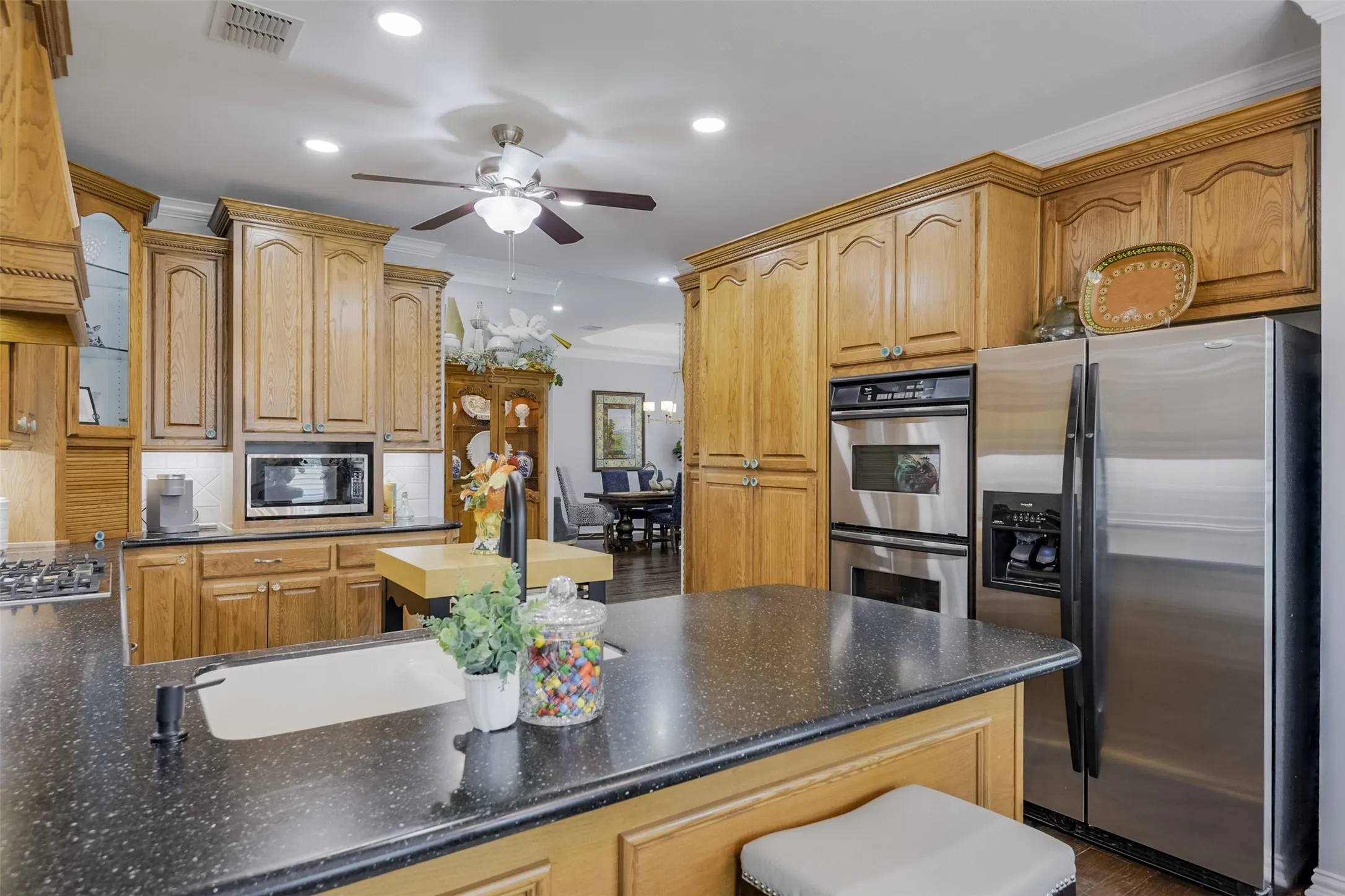 Single Family Residence For Sale in Ellis County , 818 Amherst Drive, Waxahachie, Texas 75165, 3 Bedroom, 2 Bathroom, 2 Garage spaces, 2,572 Sqft, built in 2005, mls#21384907, Real Estate Agent in Waxahachie, Homes For Sale in Ellis county, Homes For Sale in Waxahachie, Realtor in Waxahachie Texas, Real Estate Brokerage Independent Realty Texas, Luminita Cordes Realtor
