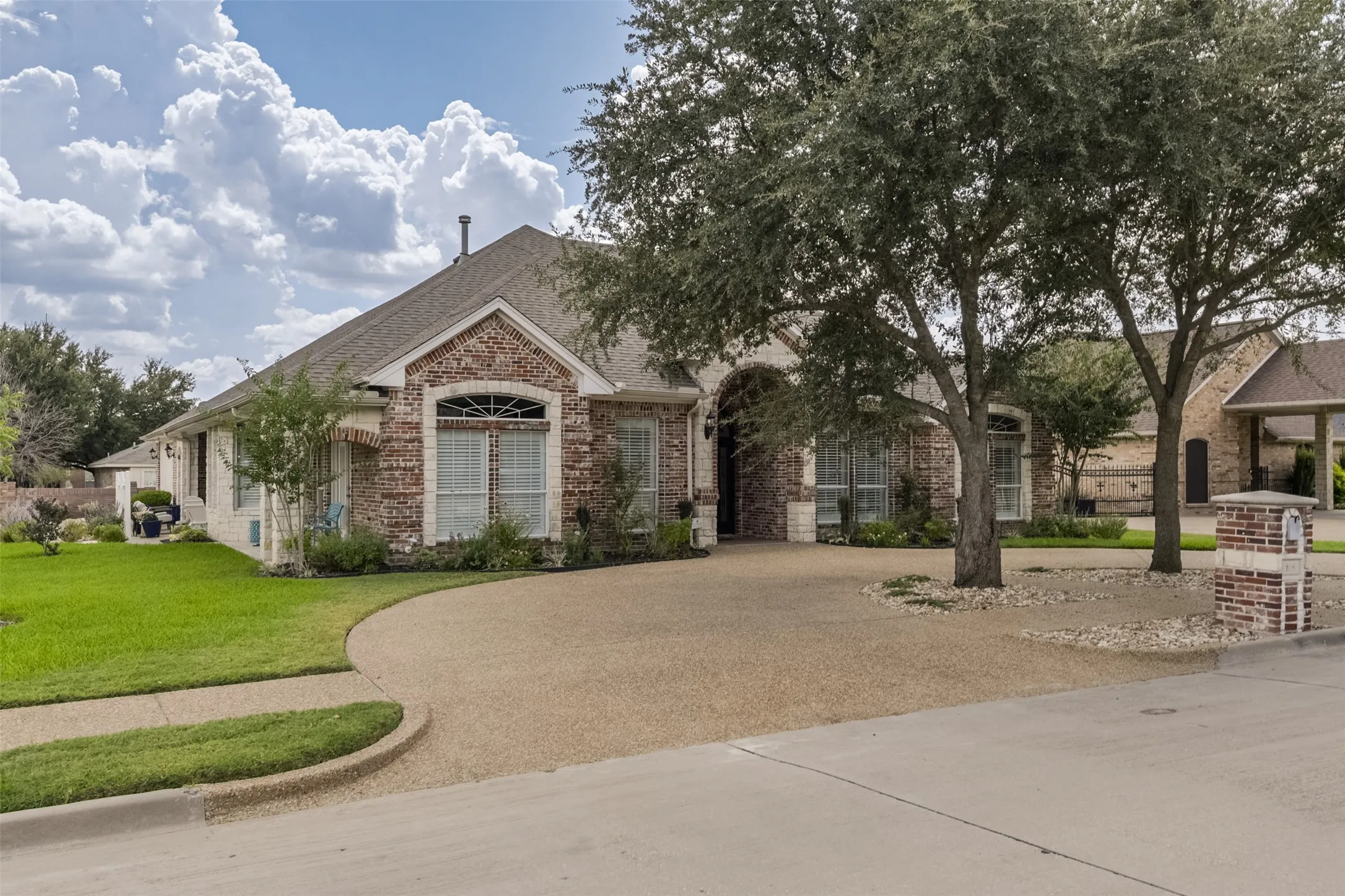 Single Family Residence For Sale in Ellis County , 818 Amherst Drive, Waxahachie, Texas 75165, 3 Bedroom, 2 Bathroom, 2 Garage spaces, 2,572 Sqft, built in 2005, mls#21384907, Real Estate Agent in Waxahachie, Homes For Sale in Ellis county, Homes For Sale in Waxahachie, Realtor in Waxahachie Texas, Real Estate Brokerage Independent Realty Texas, Luminita Cordes Realtor