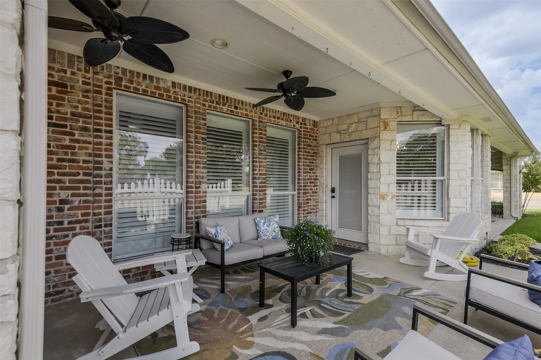 Single Family Residence For Sale in Ellis County , 818 Amherst Drive, Waxahachie, Texas 75165, 3 Bedroom, 2 Bathroom, 2 Garage spaces, 2,572 Sqft, built in 2005, mls#21384907, Real Estate Agent in Waxahachie, Homes For Sale in Ellis county, Homes For Sale in Waxahachie, Realtor in Waxahachie Texas, Real Estate Brokerage Independent Realty Texas, Luminita Cordes Realtor
