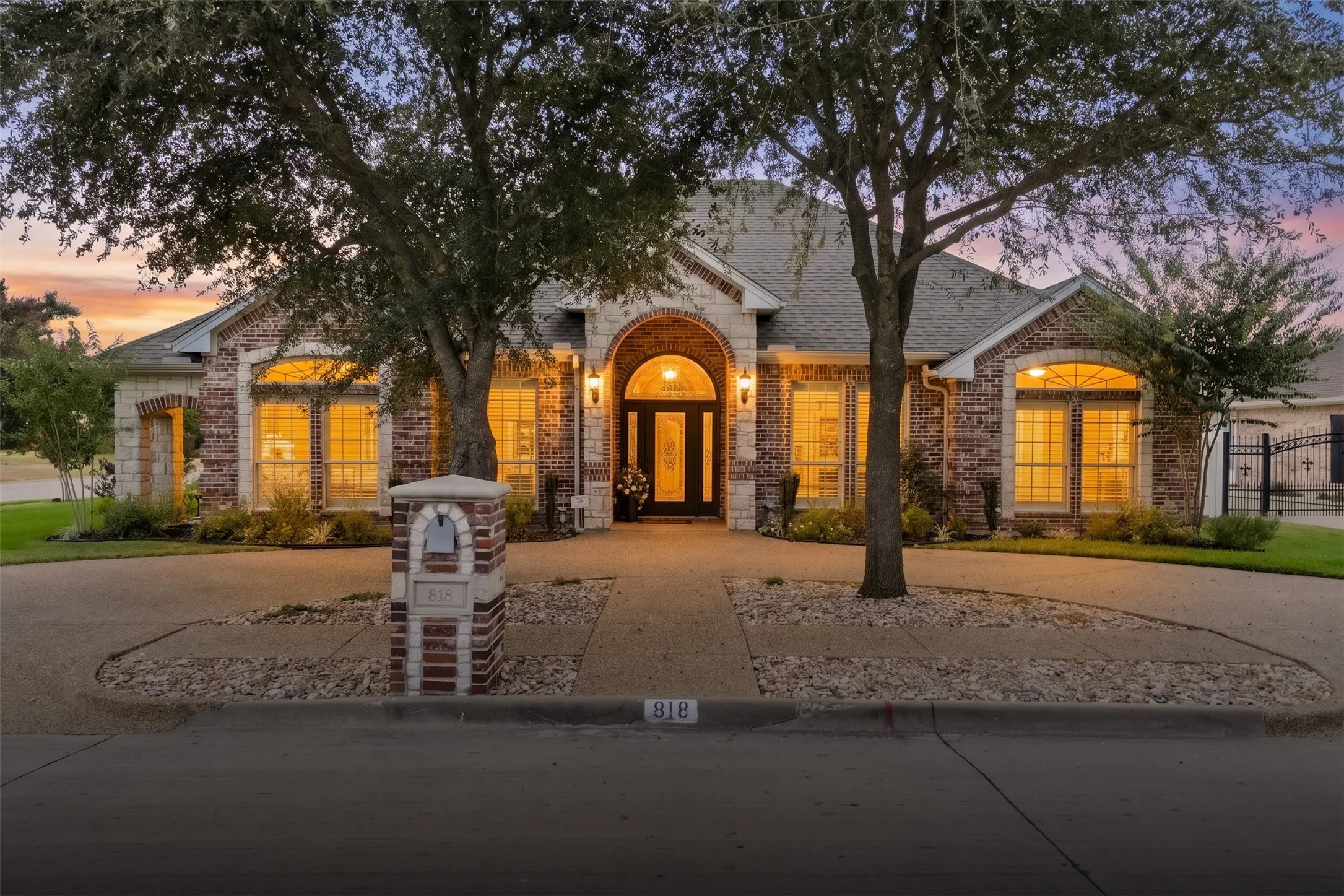 Single Family Residence For Sale in Ellis County , 818 Amherst Drive, Waxahachie, Texas 75165, 3 Bedroom, 2 Bathroom, 2 Garage spaces, 2,572 Sqft, built in 2005, mls#21384907, Real Estate Agent in Waxahachie, Homes For Sale in Ellis county, Homes For Sale in Waxahachie, Realtor in Waxahachie Texas, Real Estate Brokerage Independent Realty Texas, Luminita Cordes Realtor