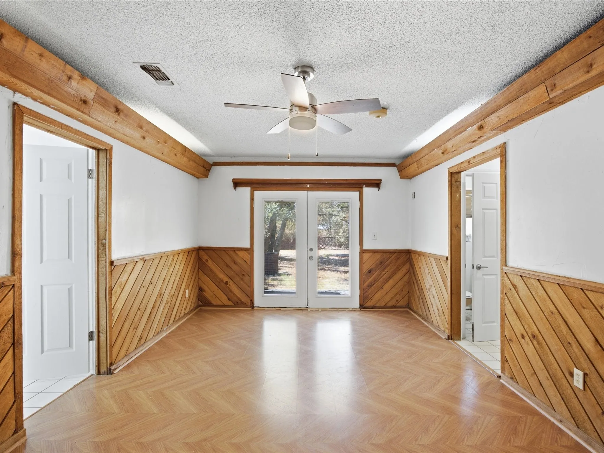 Single Family Residence For Sale in Tarrant County , 7905 Ella Young Drive, Lakeside, Texas 76135, 3 Bedroom, 2 Bathroom, 2 Garage spaces, 2,192 Sqft, built in 1978, mls#21384764, Real Estate Agent in Lakeside, Homes For Sale in Tarrant county, Homes For Sale in Lakeside, Realtor in Lakeside Texas, Real Estate Brokerage Independent Realty Texas, Luminita Cordes Realtor
