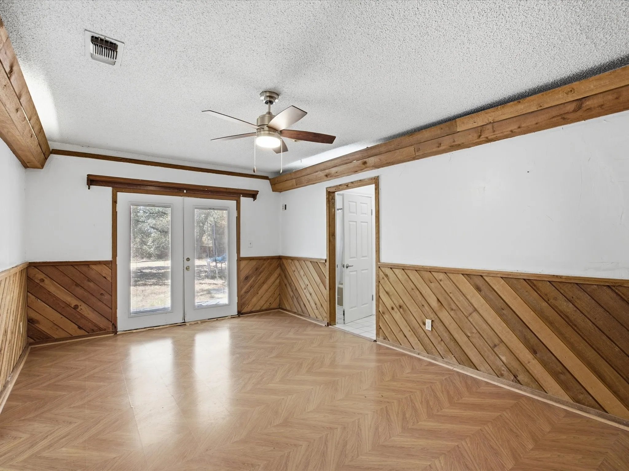 Single Family Residence For Sale in Tarrant County , 7905 Ella Young Drive, Lakeside, Texas 76135, 3 Bedroom, 2 Bathroom, 2 Garage spaces, 2,192 Sqft, built in 1978, mls#21384764, Real Estate Agent in Lakeside, Homes For Sale in Tarrant county, Homes For Sale in Lakeside, Realtor in Lakeside Texas, Real Estate Brokerage Independent Realty Texas, Luminita Cordes Realtor