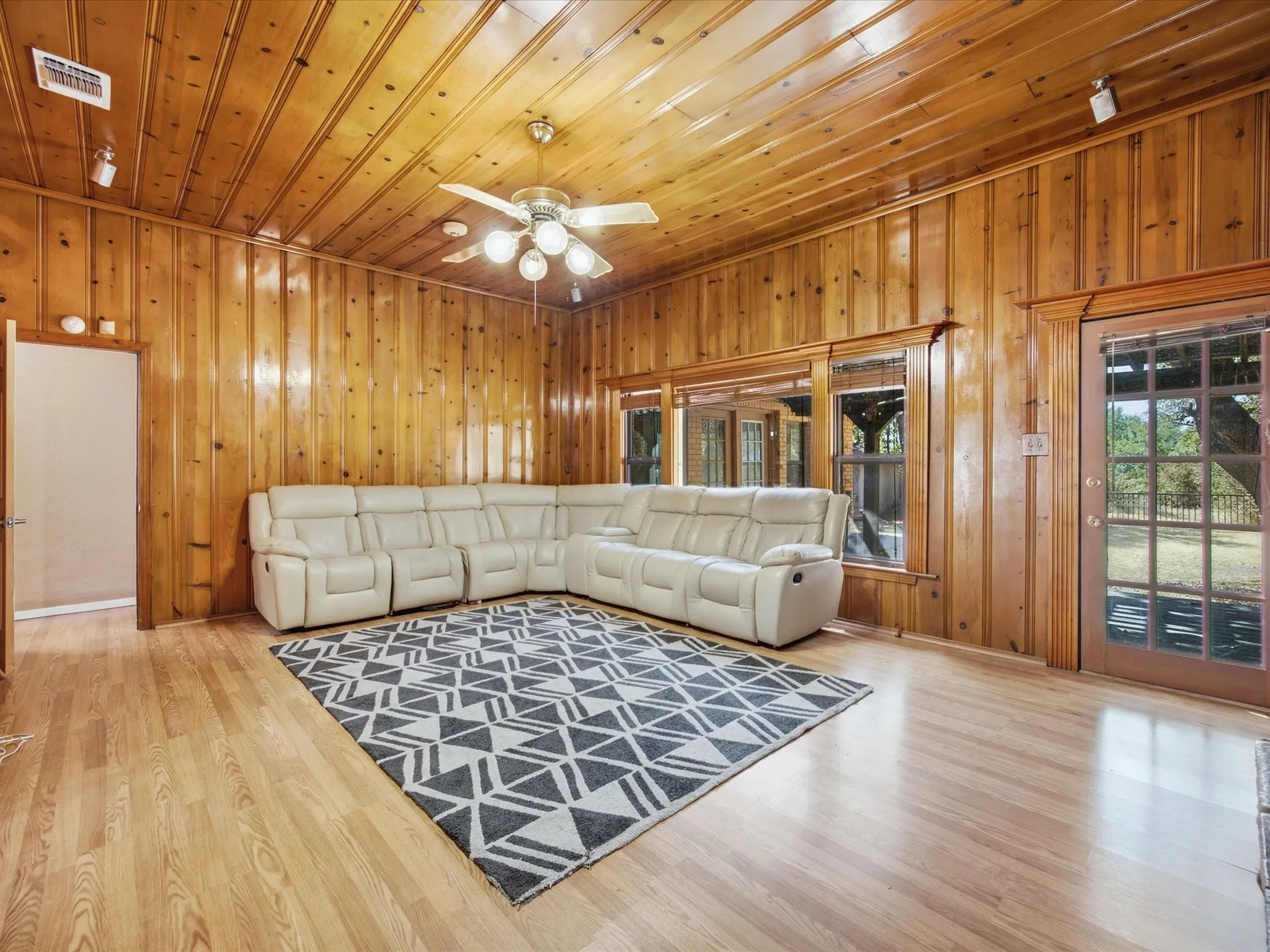 Single Family Residence For Sale in Tarrant County , 7905 Ella Young Drive, Lakeside, Texas 76135, 3 Bedroom, 2 Bathroom, 2 Garage spaces, 2,192 Sqft, built in 1978, mls#21384764, Real Estate Agent in Lakeside, Homes For Sale in Tarrant county, Homes For Sale in Lakeside, Realtor in Lakeside Texas, Real Estate Brokerage Independent Realty Texas, Luminita Cordes Realtor