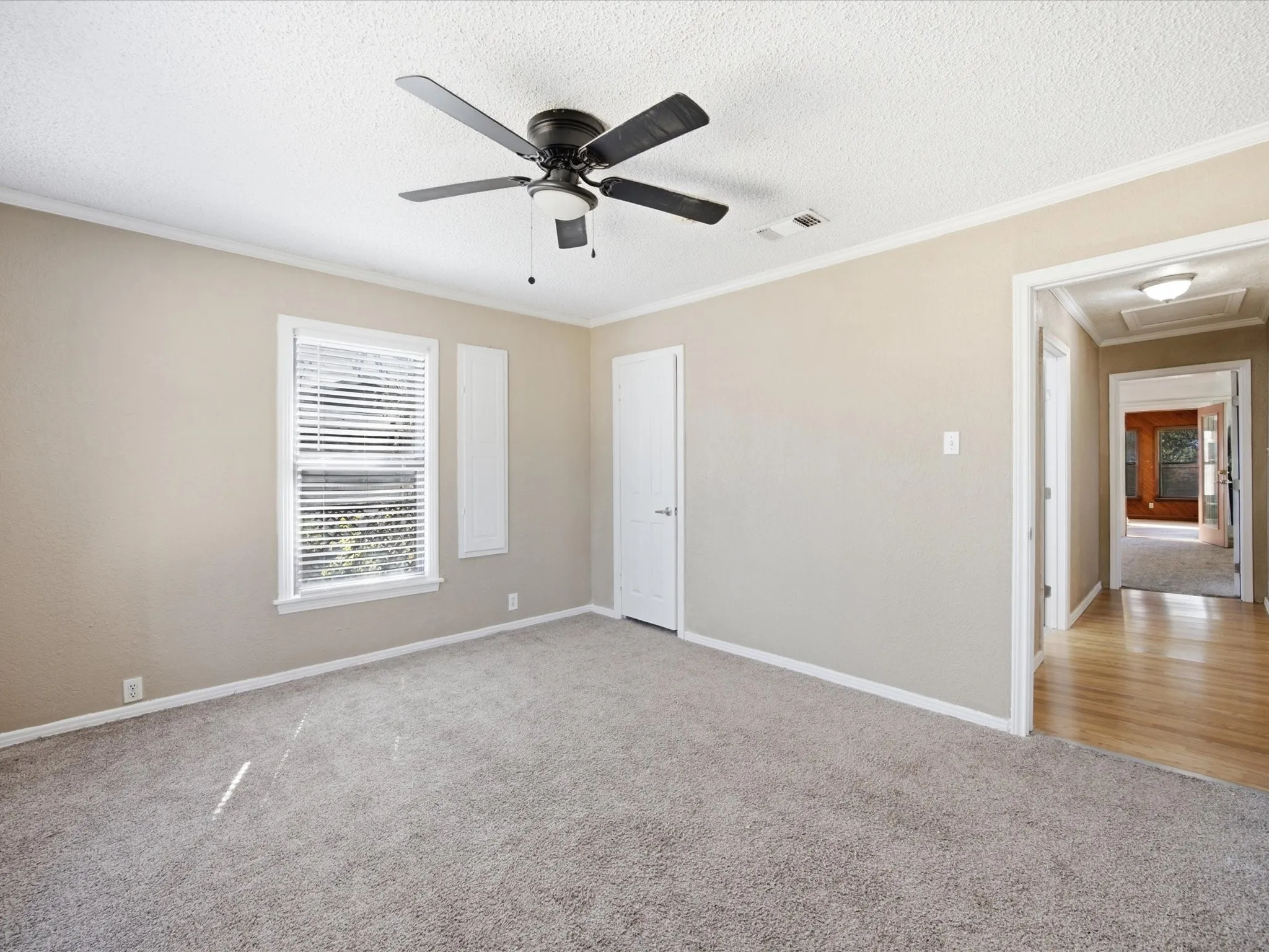 Single Family Residence For Sale in Tarrant County , 7905 Ella Young Drive, Lakeside, Texas 76135, 3 Bedroom, 2 Bathroom, 2 Garage spaces, 2,192 Sqft, built in 1978, mls#21384764, Real Estate Agent in Lakeside, Homes For Sale in Tarrant county, Homes For Sale in Lakeside, Realtor in Lakeside Texas, Real Estate Brokerage Independent Realty Texas, Luminita Cordes Realtor