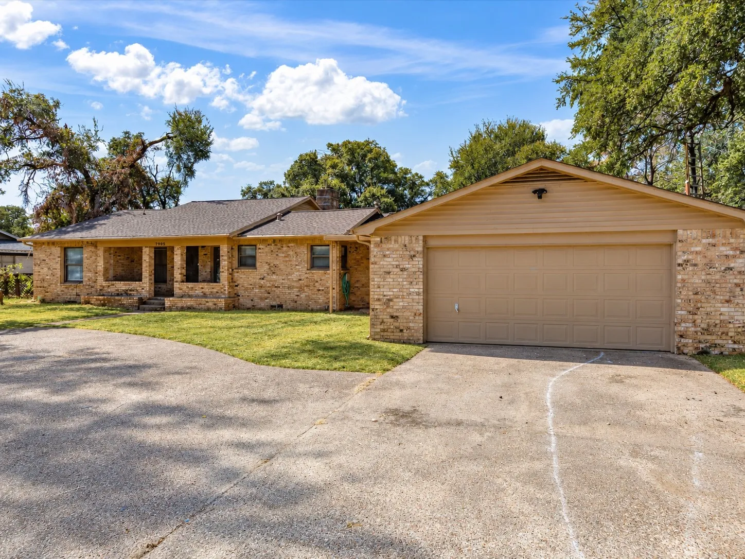 Single Family Residence For Sale in Tarrant County , 7905 Ella Young Drive, Lakeside, Texas 76135, 3 Bedroom, 2 Bathroom, 2 Garage spaces, 2,192 Sqft, built in 1978, mls#21384764, Real Estate Agent in Lakeside, Homes For Sale in Tarrant county, Homes For Sale in Lakeside, Realtor in Lakeside Texas, Real Estate Brokerage Independent Realty Texas, Luminita Cordes Realtor
