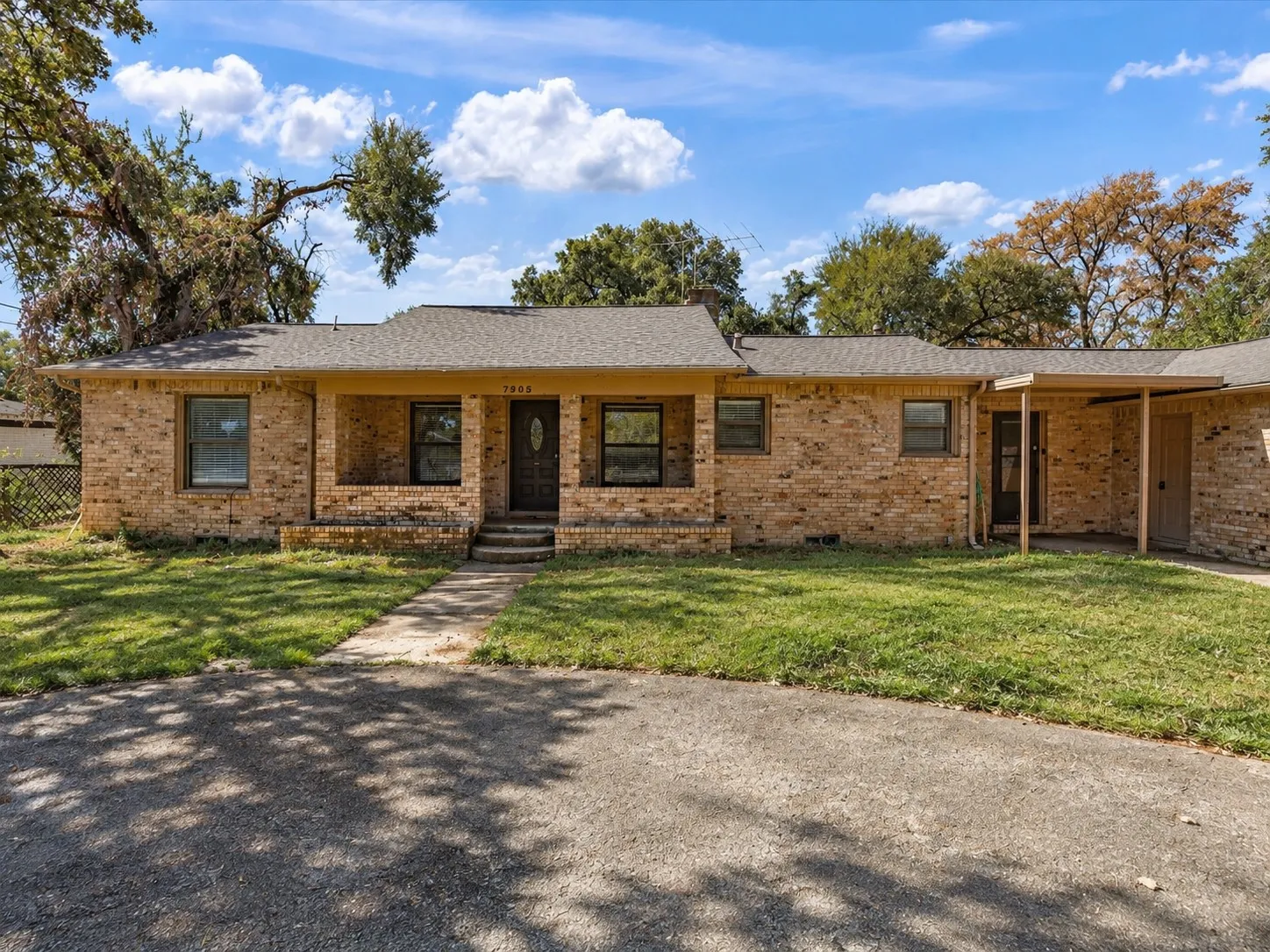 Single Family Residence For Sale in Tarrant County , 7905 Ella Young Drive, Lakeside, Texas 76135, 3 Bedroom, 2 Bathroom, 2 Garage spaces, 2,192 Sqft, built in 1978, mls#21384764, Real Estate Agent in Lakeside, Homes For Sale in Tarrant county, Homes For Sale in Lakeside, Realtor in Lakeside Texas, Real Estate Brokerage Independent Realty Texas, Luminita Cordes Realtor