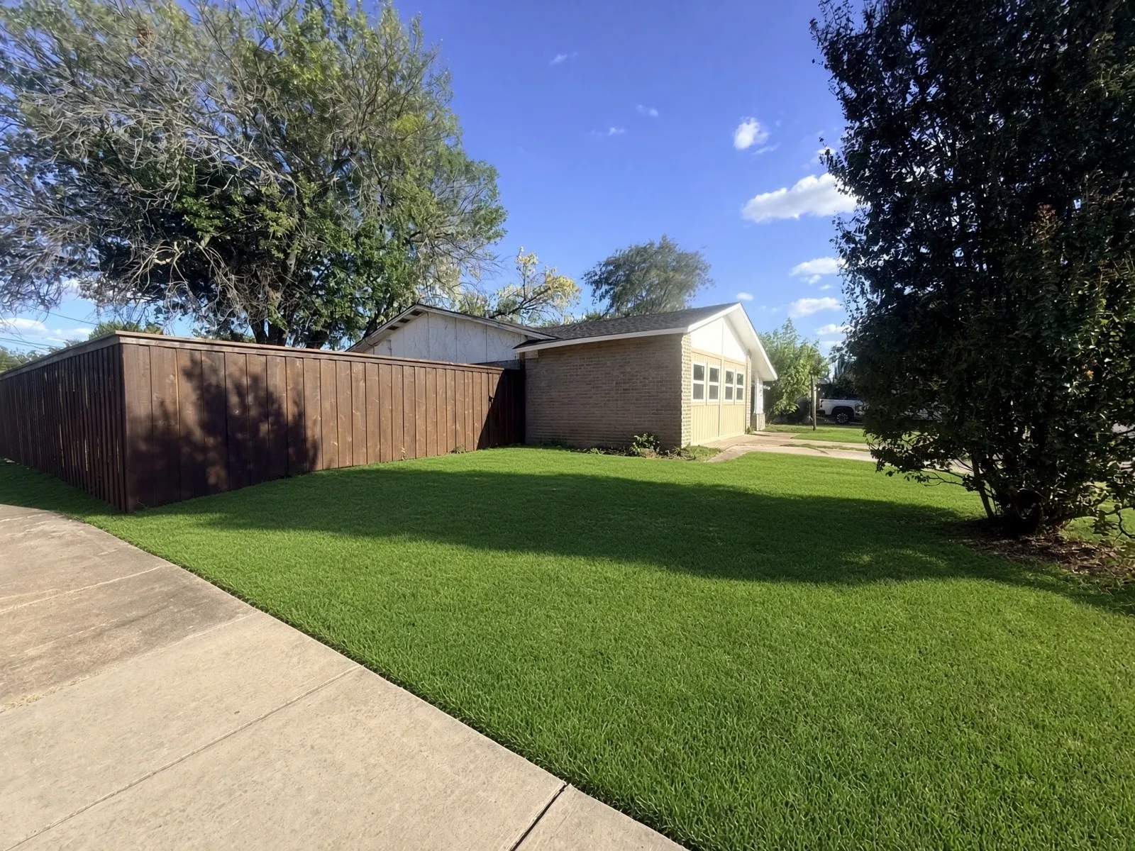 Large corner lot, new fence