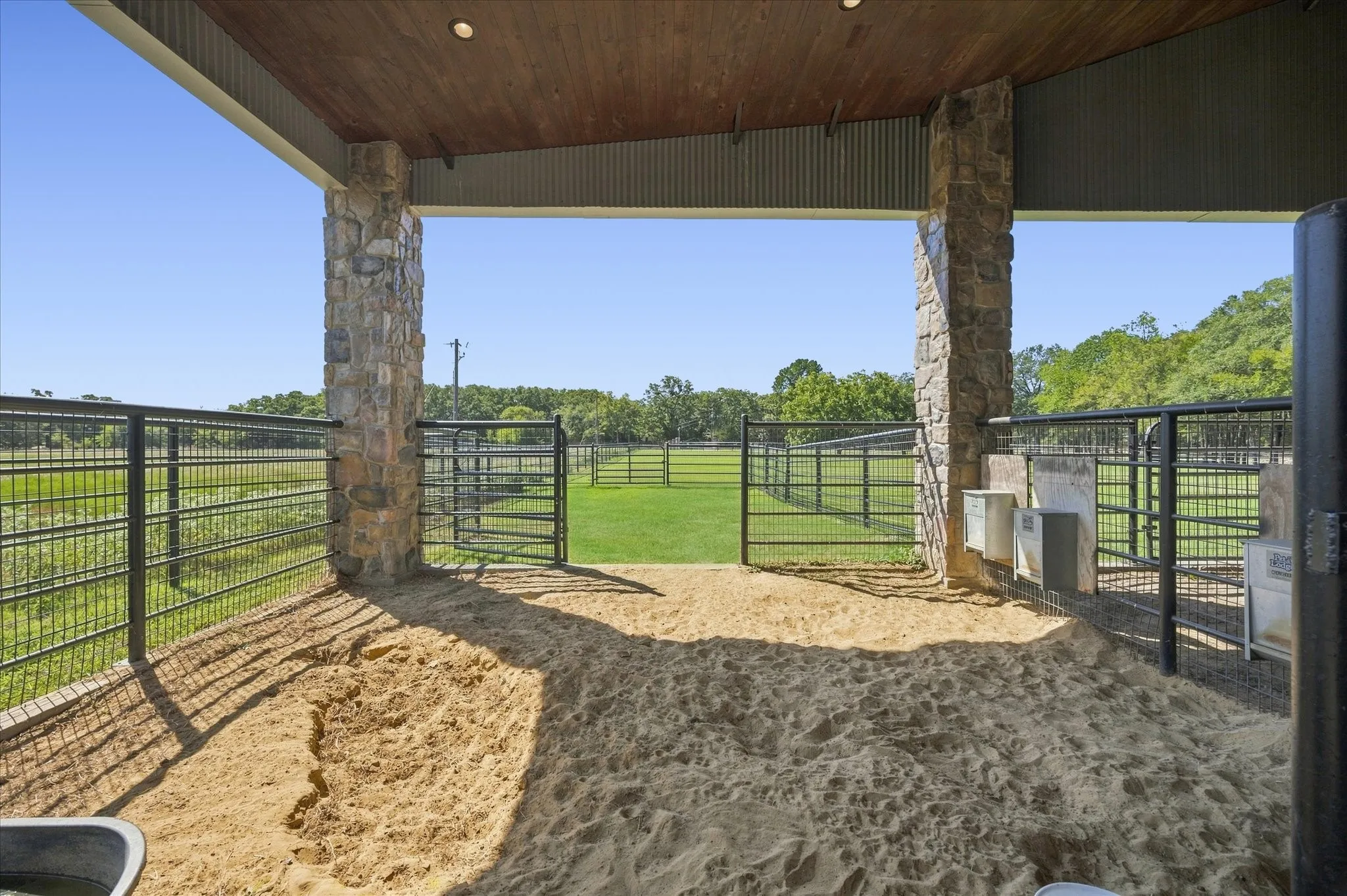 Single Family Residence For Sale in Hunt County , 1276 County Road 3318, Greenville, Texas 75402, 3 Bedroom, 3 Bathroom, 5 Garage spaces, 11,900 Sqft, built in 2007, mls#21383365, Real Estate Agent in Greenville, Homes For Sale in Hunt county, Homes For Sale in Greenville, Realtor in Greenville Texas, Real Estate Brokerage Independent Realty Texas, Luminita Cordes Realtor