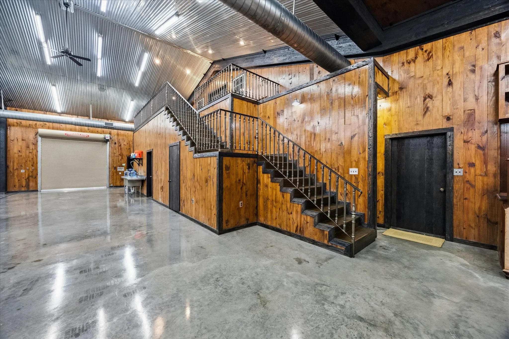 Single Family Residence For Sale in Hunt County , 1276 County Road 3318, Greenville, Texas 75402, 3 Bedroom, 3 Bathroom, 5 Garage spaces, 11,900 Sqft, built in 2007, mls#21383365, Real Estate Agent in Greenville, Homes For Sale in Hunt county, Homes For Sale in Greenville, Realtor in Greenville Texas, Real Estate Brokerage Independent Realty Texas, Luminita Cordes Realtor