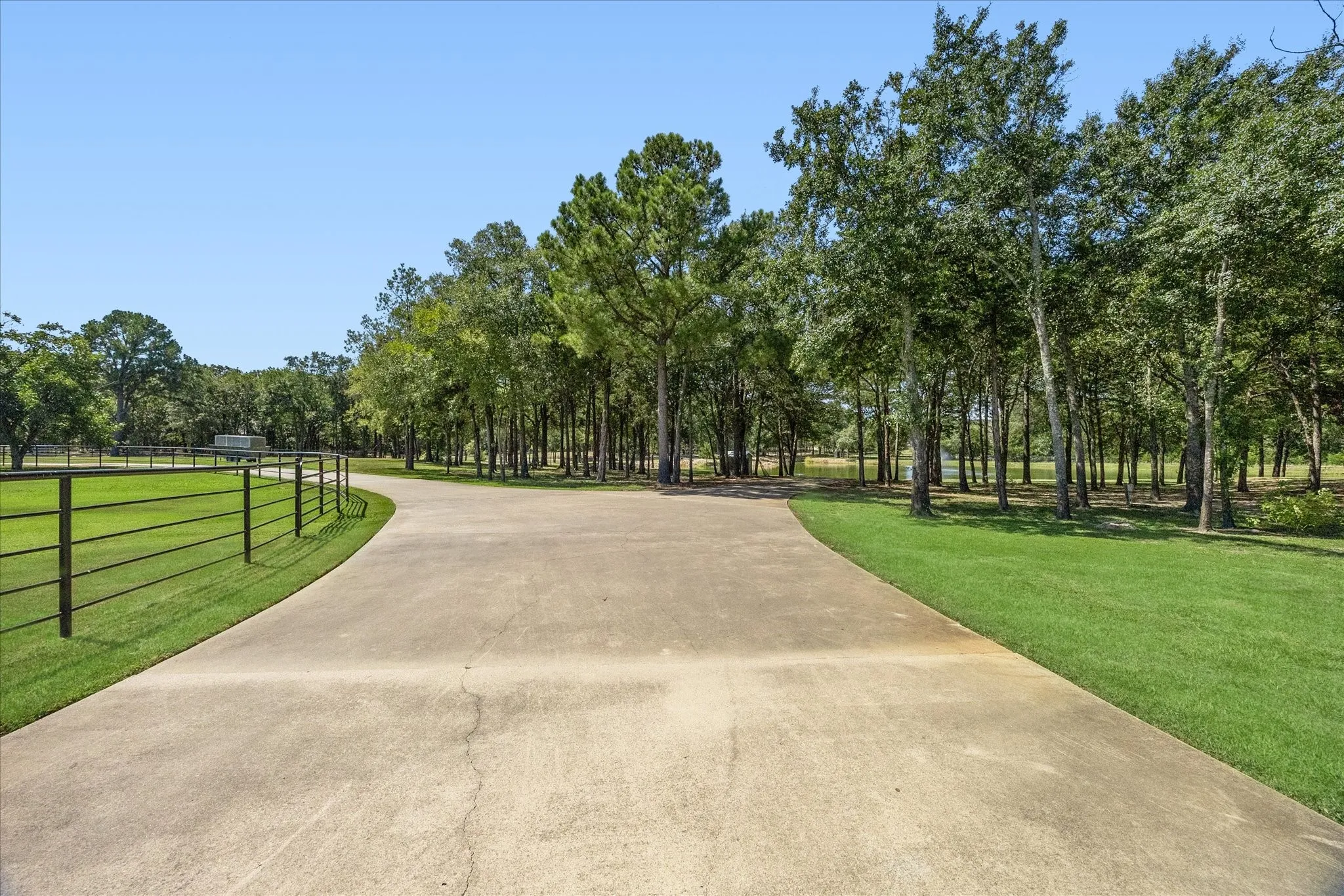 Single Family Residence For Sale in Hunt County , 1276 County Road 3318, Greenville, Texas 75402, 3 Bedroom, 3 Bathroom, 5 Garage spaces, 11,900 Sqft, built in 2007, mls#21383365, Real Estate Agent in Greenville, Homes For Sale in Hunt county, Homes For Sale in Greenville, Realtor in Greenville Texas, Real Estate Brokerage Independent Realty Texas, Luminita Cordes Realtor