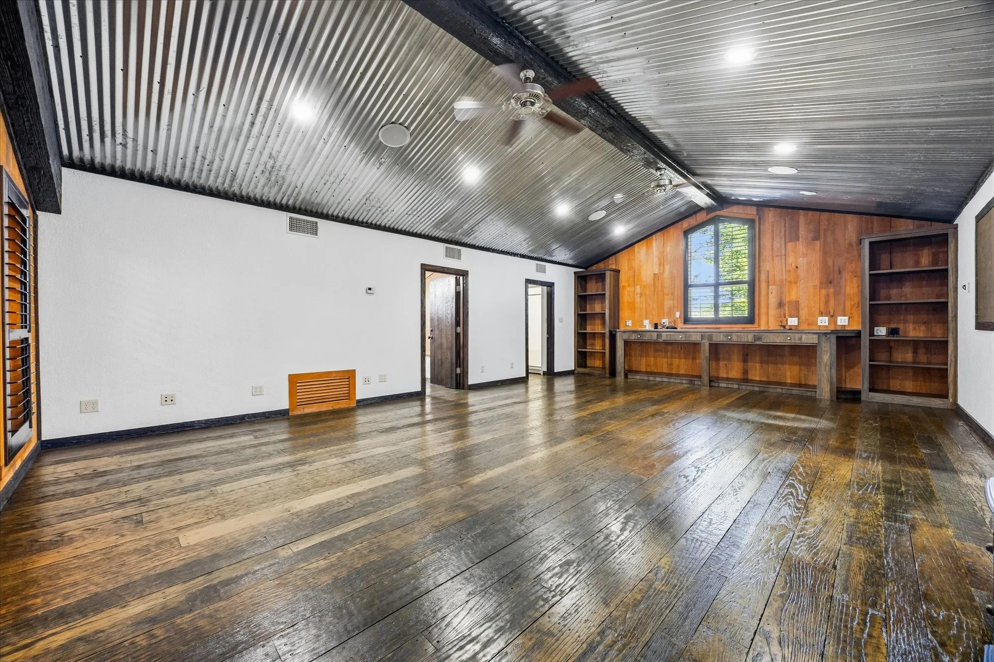Single Family Residence For Sale in Hunt County , 1276 County Road 3318, Greenville, Texas 75402, 3 Bedroom, 3 Bathroom, 5 Garage spaces, 11,900 Sqft, built in 2007, mls#21383365, Real Estate Agent in Greenville, Homes For Sale in Hunt county, Homes For Sale in Greenville, Realtor in Greenville Texas, Real Estate Brokerage Independent Realty Texas, Luminita Cordes Realtor
