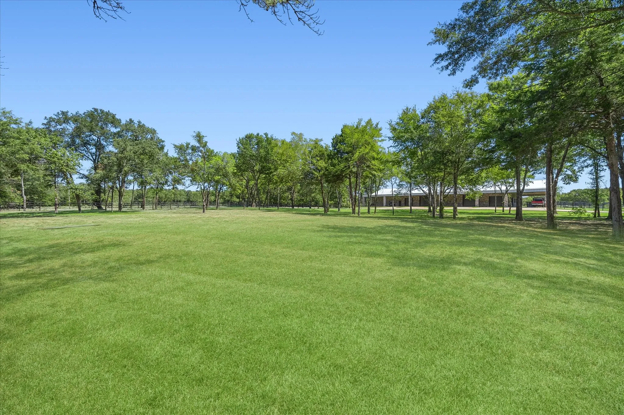 Single Family Residence For Sale in Hunt County , 1276 County Road 3318, Greenville, Texas 75402, 3 Bedroom, 3 Bathroom, 5 Garage spaces, 11,900 Sqft, built in 2007, mls#21383365, Real Estate Agent in Greenville, Homes For Sale in Hunt county, Homes For Sale in Greenville, Realtor in Greenville Texas, Real Estate Brokerage Independent Realty Texas, Luminita Cordes Realtor