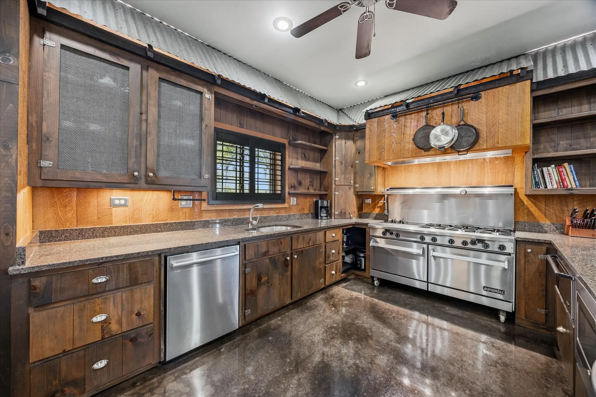 Single Family Residence For Sale in Hunt County , 1276 County Road 3318, Greenville, Texas 75402, 3 Bedroom, 3 Bathroom, 5 Garage spaces, 11,900 Sqft, built in 2007, mls#21383365, Real Estate Agent in Greenville, Homes For Sale in Hunt county, Homes For Sale in Greenville, Realtor in Greenville Texas, Real Estate Brokerage Independent Realty Texas, Luminita Cordes Realtor
