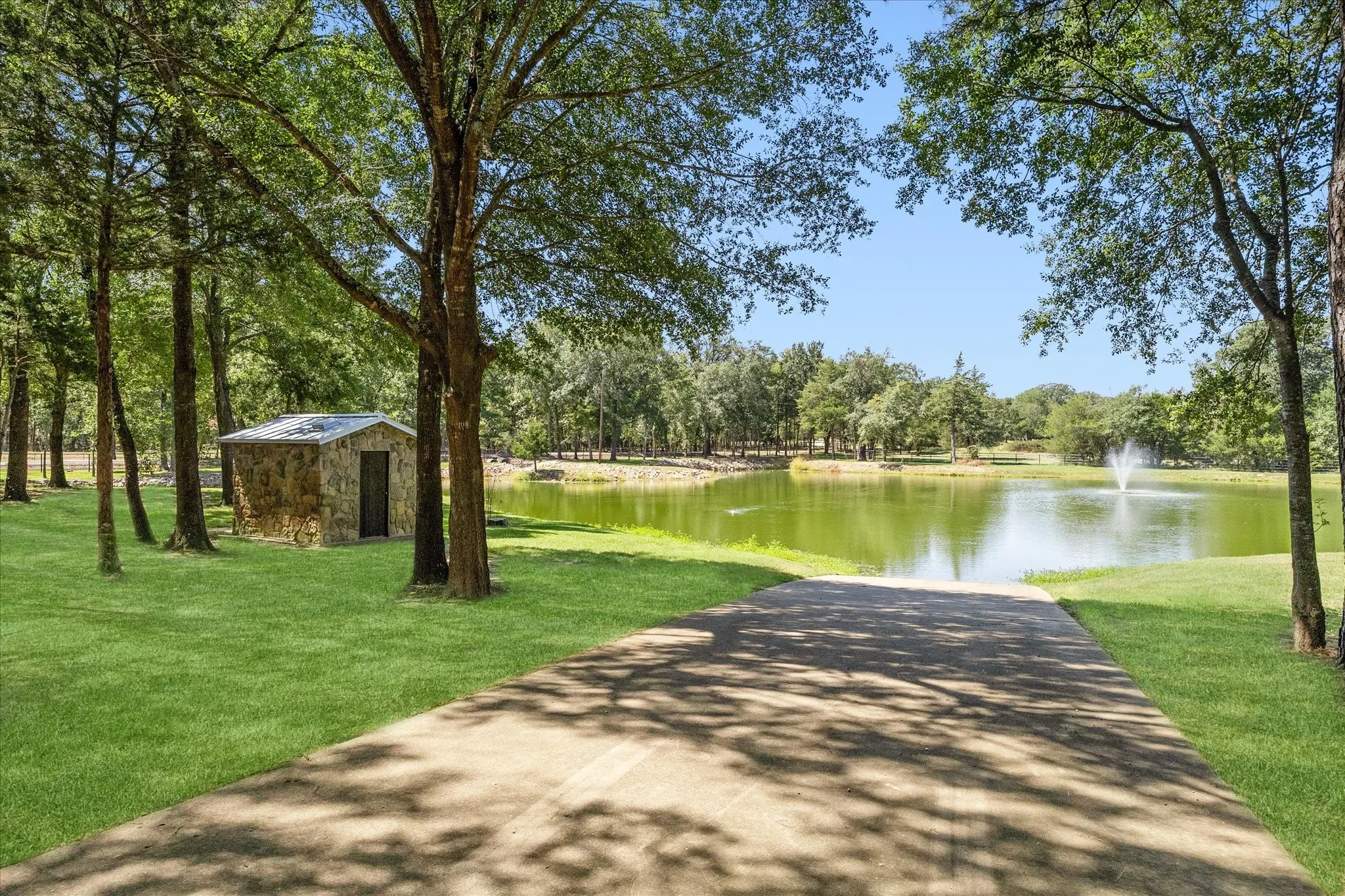 Single Family Residence For Sale in Hunt County , 1276 County Road 3318, Greenville, Texas 75402, 3 Bedroom, 3 Bathroom, 5 Garage spaces, 11,900 Sqft, built in 2007, mls#21383365, Real Estate Agent in Greenville, Homes For Sale in Hunt county, Homes For Sale in Greenville, Realtor in Greenville Texas, Real Estate Brokerage Independent Realty Texas, Luminita Cordes Realtor