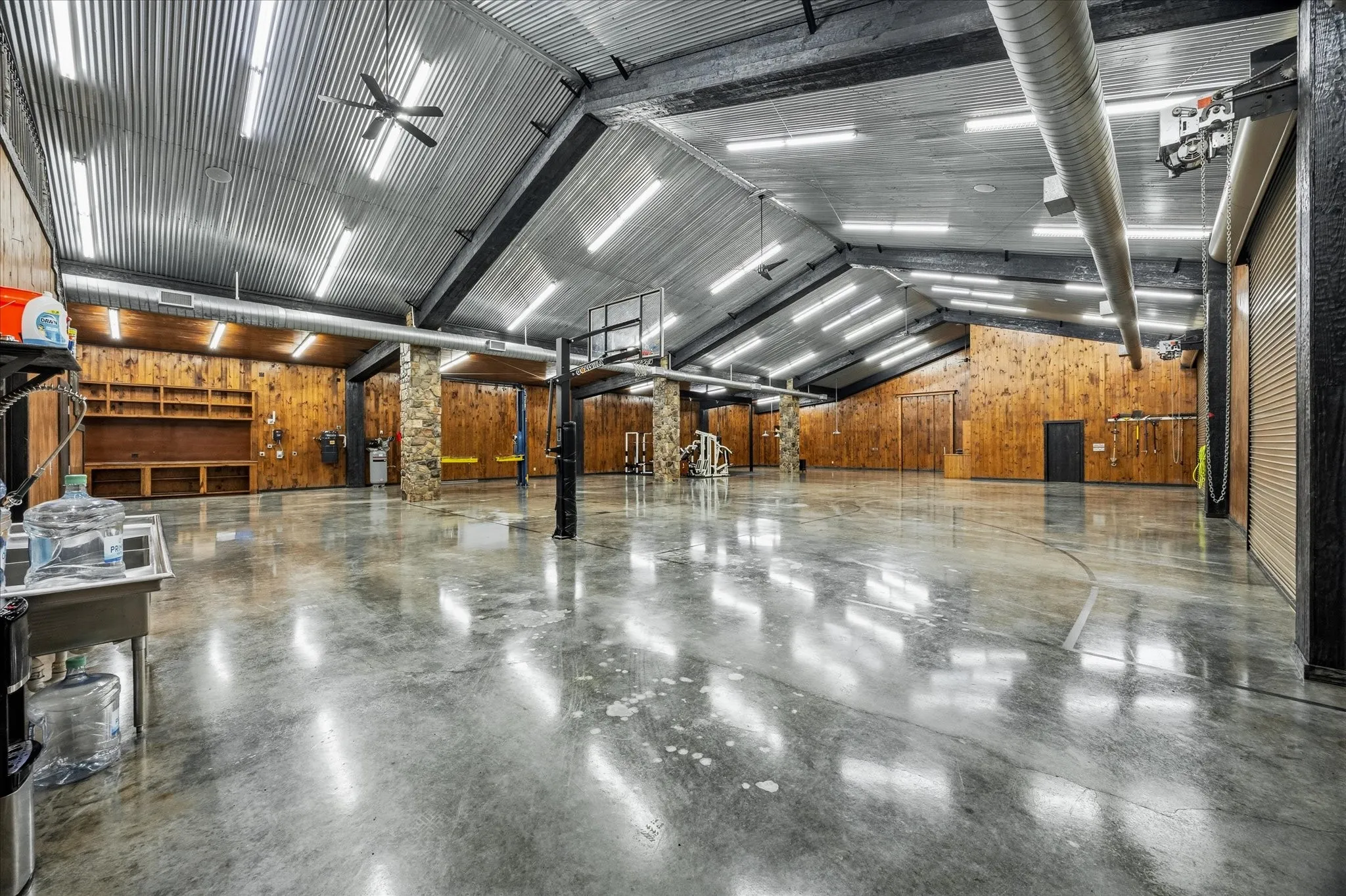 Single Family Residence For Sale in Hunt County , 1276 County Road 3318, Greenville, Texas 75402, 3 Bedroom, 3 Bathroom, 5 Garage spaces, 11,900 Sqft, built in 2007, mls#21383365, Real Estate Agent in Greenville, Homes For Sale in Hunt county, Homes For Sale in Greenville, Realtor in Greenville Texas, Real Estate Brokerage Independent Realty Texas, Luminita Cordes Realtor